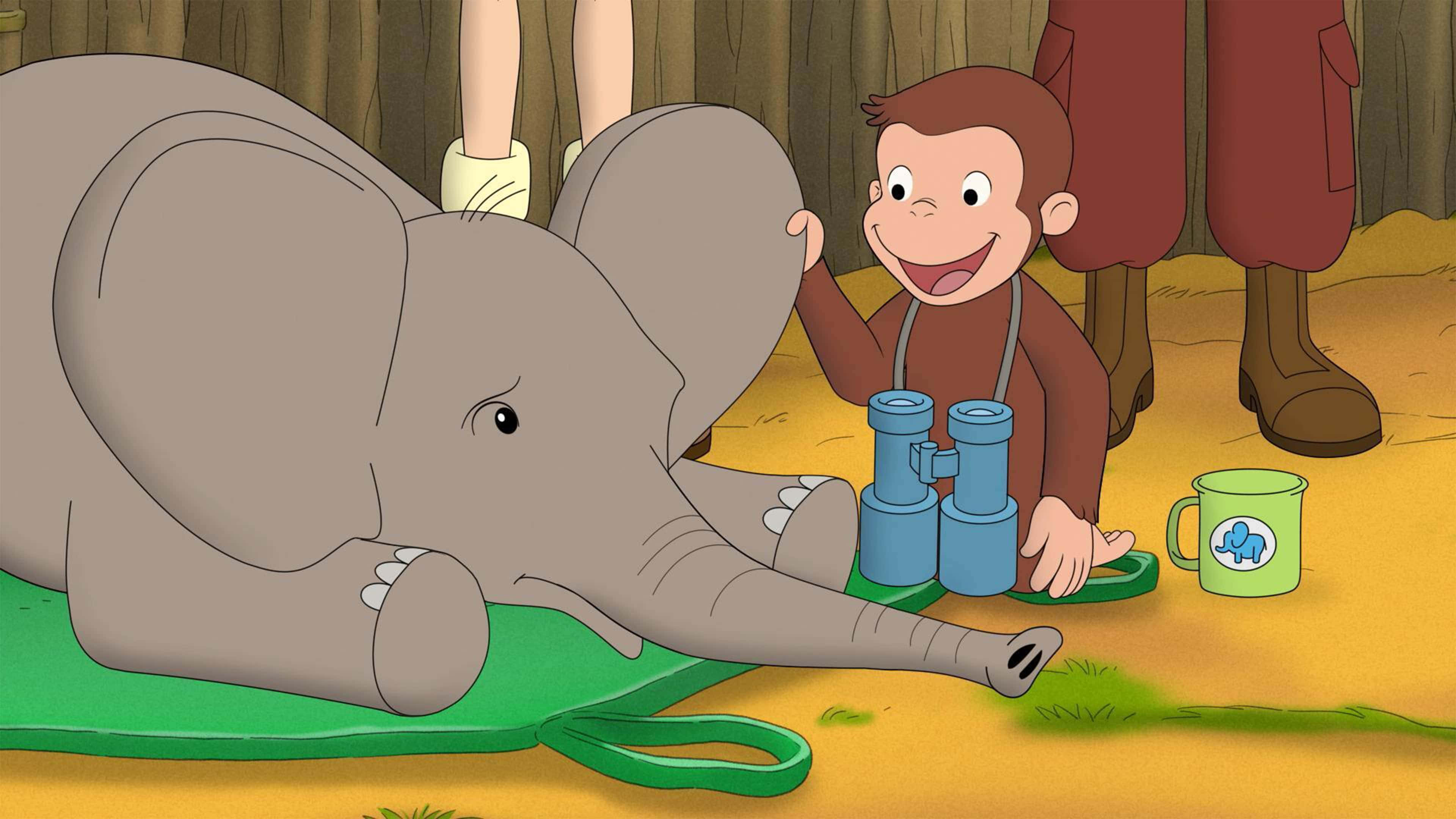 Curious George 桌布 壁紙 — 好奇喬治在木製圍欄裡，在休息的小象旁邊拿著望遠鏡微笑。