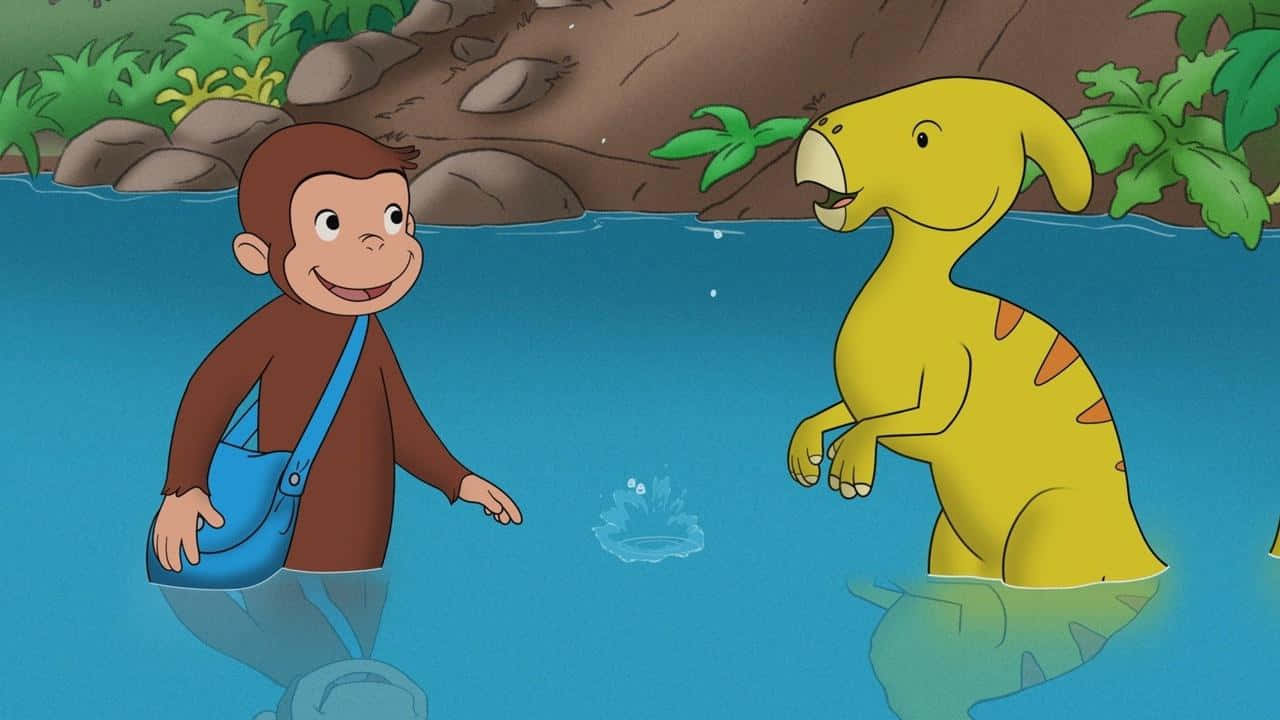 Curious George 桌布 壁紙 — 好奇喬治在藍色河流中微笑，而一隻黃色恐龍在他旁邊的岩石河岸濺水。