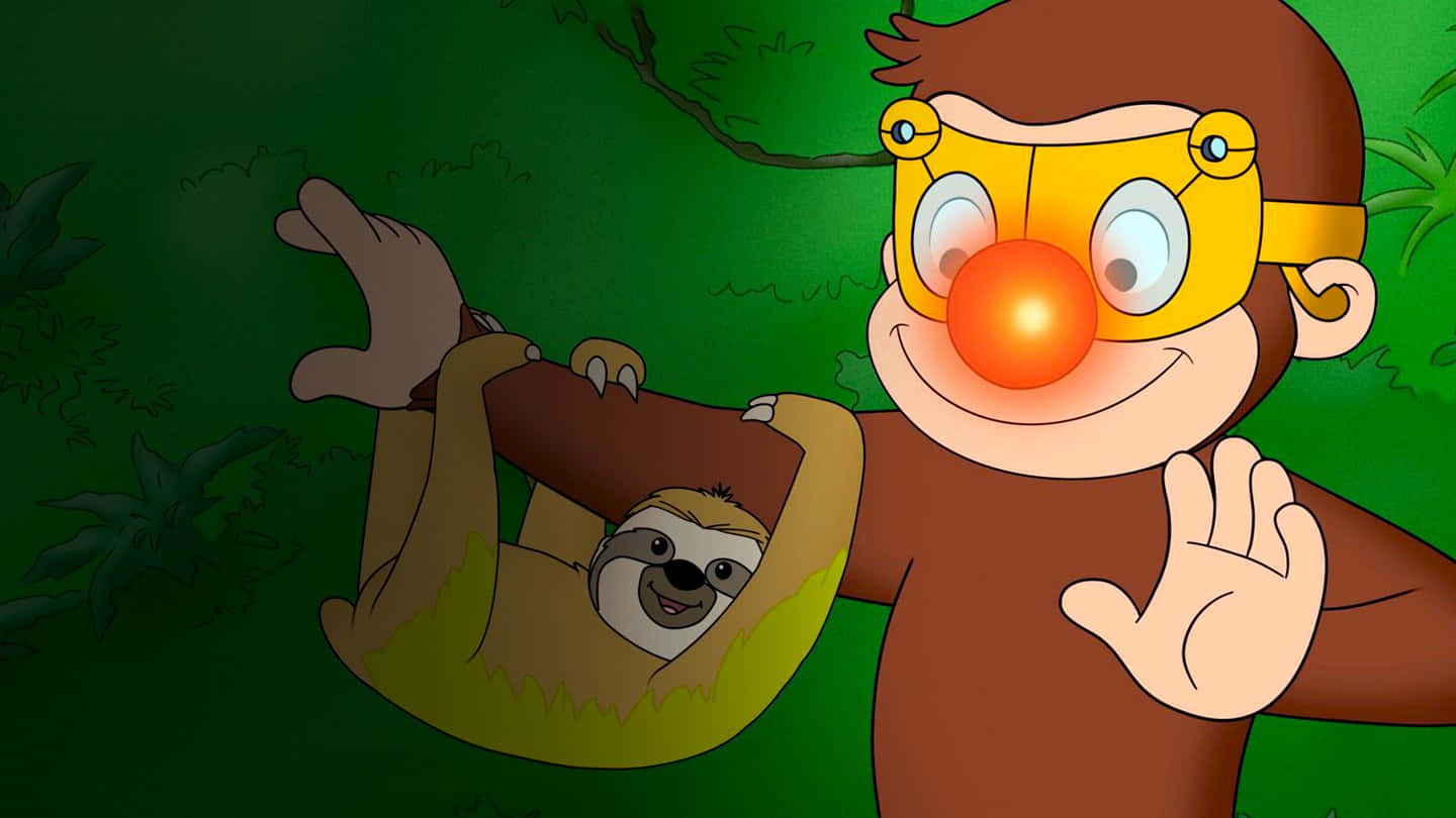 Curious George 桌布 壁紙 — 好奇喬治戴著黃色面具，在茂密綠色叢林中，旁邊一隻微笑的樹懶掛在樹枝上，他正愉快地揮手。