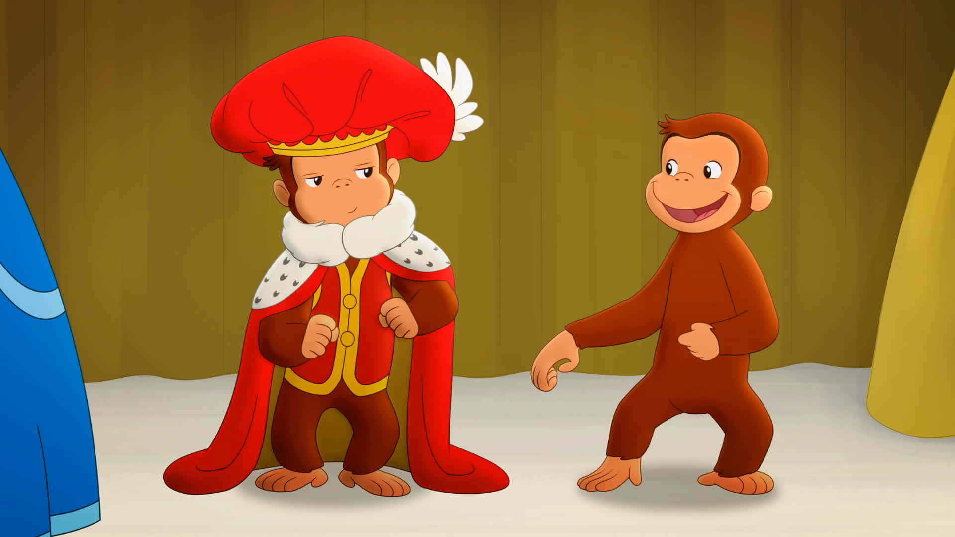 Curious George 桌布 壁紙 — 好奇的喬治在一個穿著紅色皇家服飾、戴著羽毛帽的男孩旁邊開心地微笑。