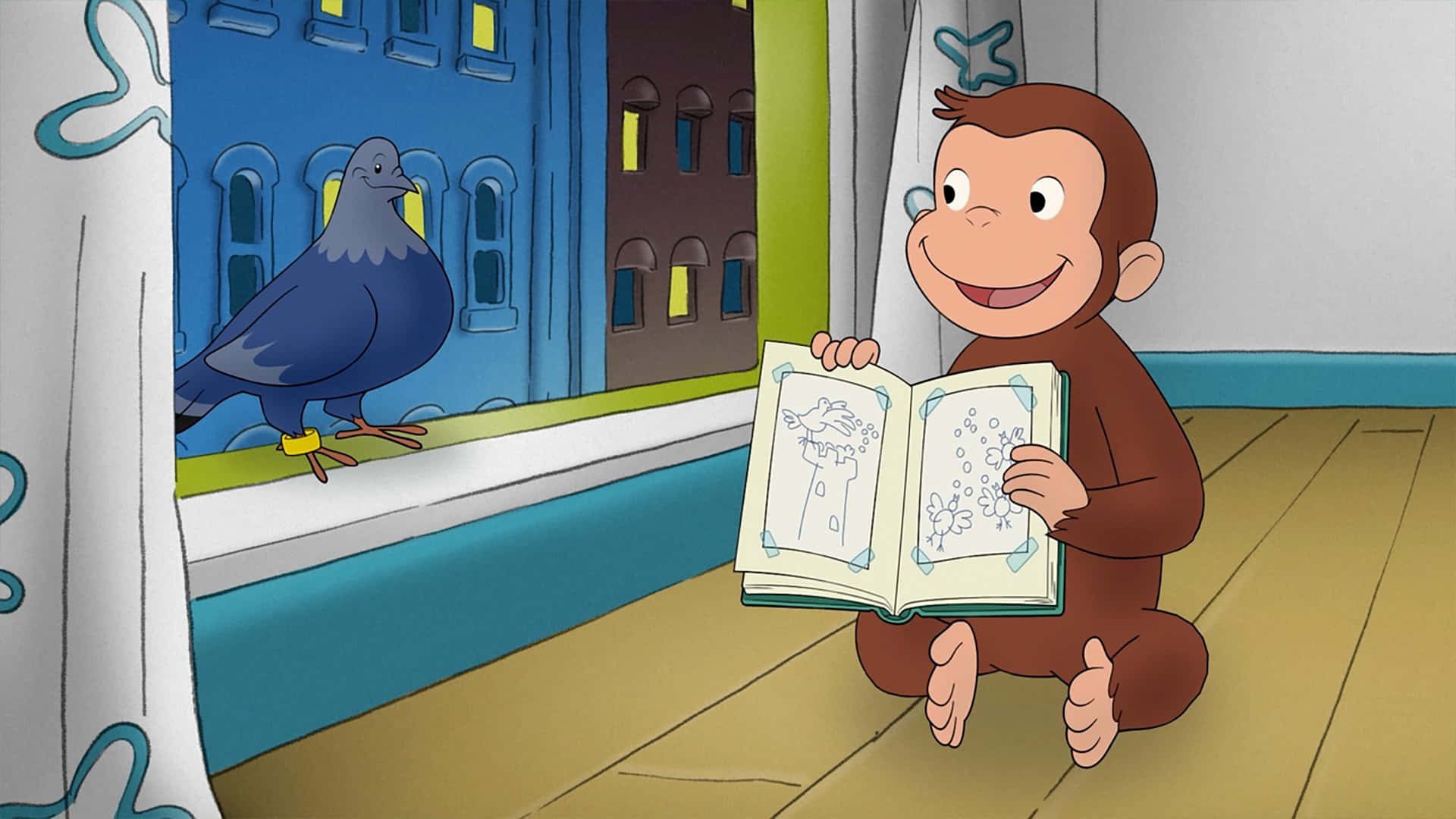 Curious George 桌布 壁紙 — 好奇的喬治坐在木地板上微笑，拿著一本著色書，窗外有一隻鴿子棲息在窗台上。