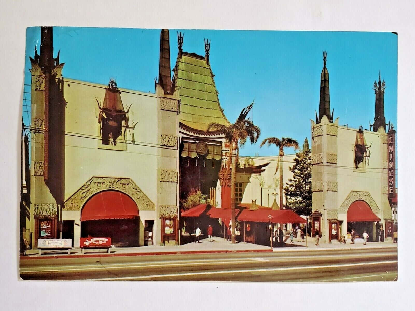 藝術 桌布 壁紙 — 好萊塢Grauman's Chinese Theatre的復古明信片景觀，藍天白雲下有棕櫚樹和行人。