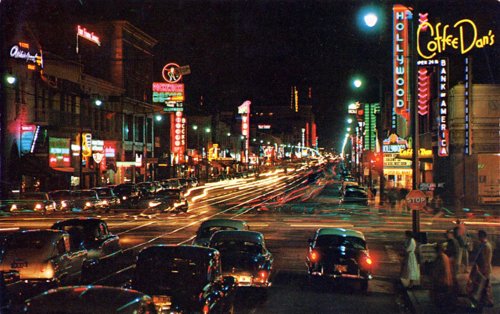 hollywood street 桌布 壁紙 — 好萊塢大道充滿活力的夜間街景，閃爍的霓虹燈招牌和流動的車燈。