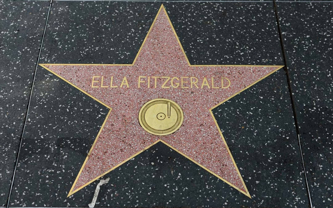 Ella 桌布 壁紙 — 好萊塢星光大道上艾拉·費茲潔拉之星的近距離特寫，金色字體和唱片圖標在斑點人行道上。