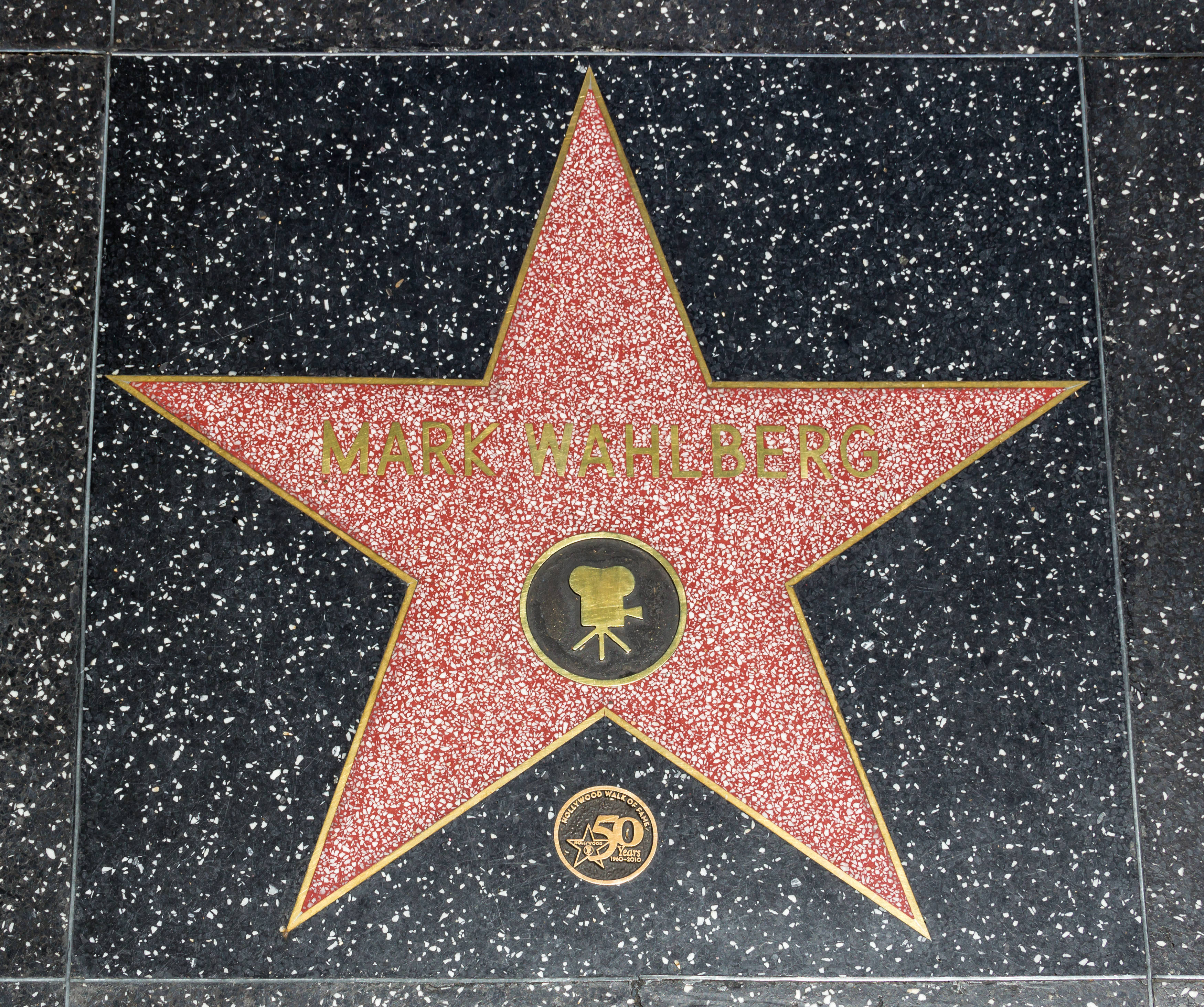Mark Wahlberg 桌布 壁紙 — 好萊塢星光大道上馬克·華伯格紅星的近距離特寫，鑲嵌在黑色水磨石路面中。