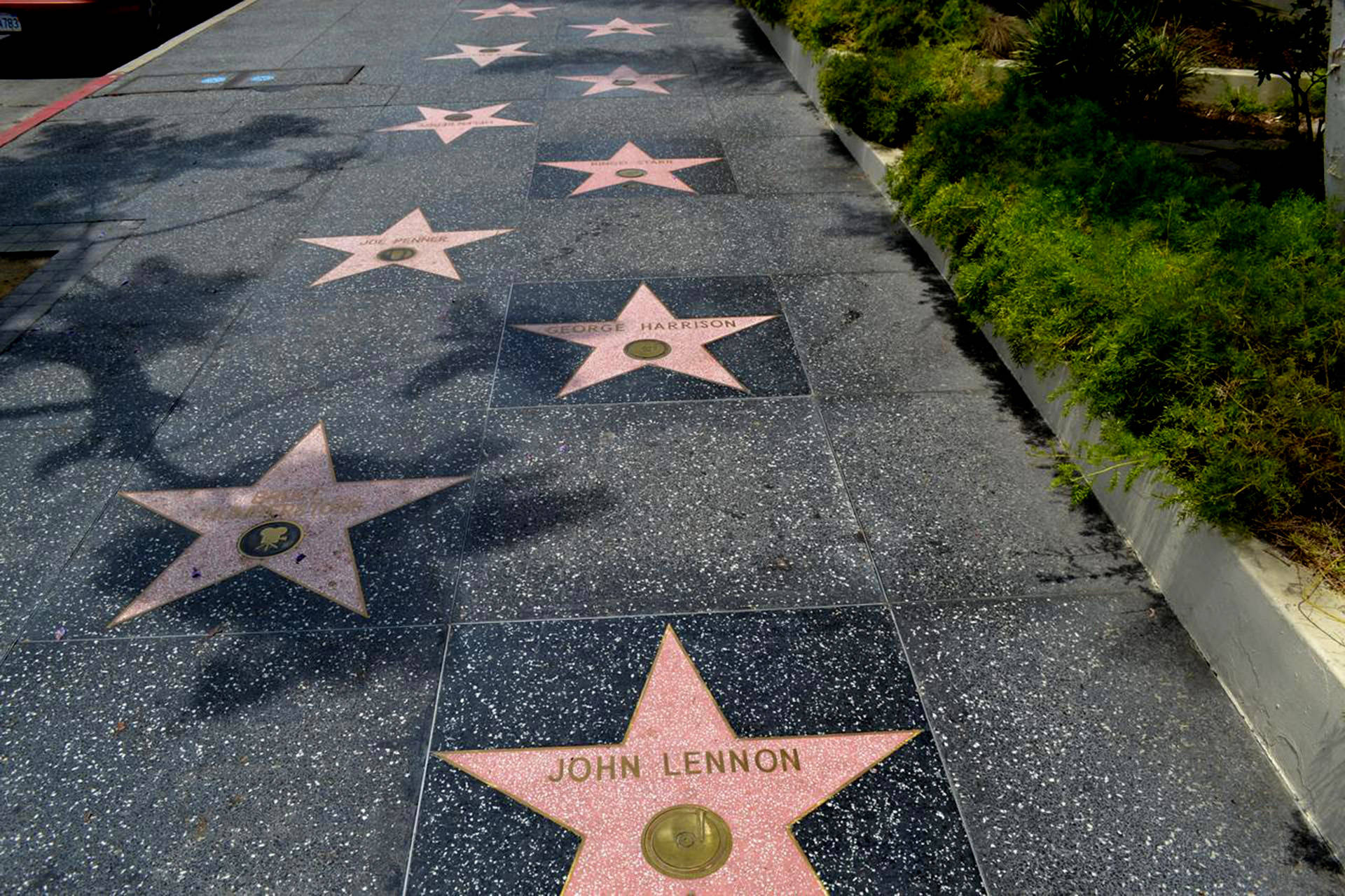 walk 桌布 壁紙 — 好萊塢星光大道的陽光景觀，約翰·藍儂和喬治·哈里森的星星嵌在水磨石路面中。