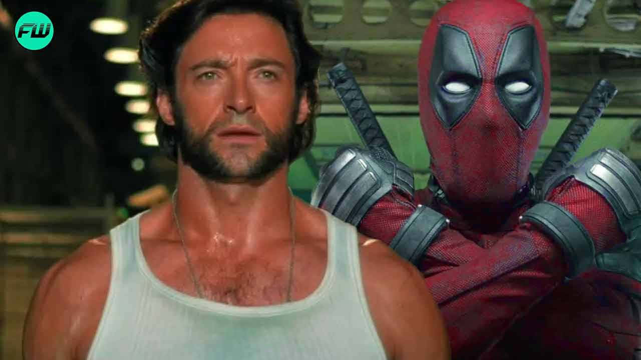 Deadpool And Wolverine 桌布 壁紙 — 好萊塢演員休·傑克曼飾演金鋼狼，站在身穿紅黑戰衣、背後交叉雙劍的死侍旁邊，身處燈光昏暗的工業場景。