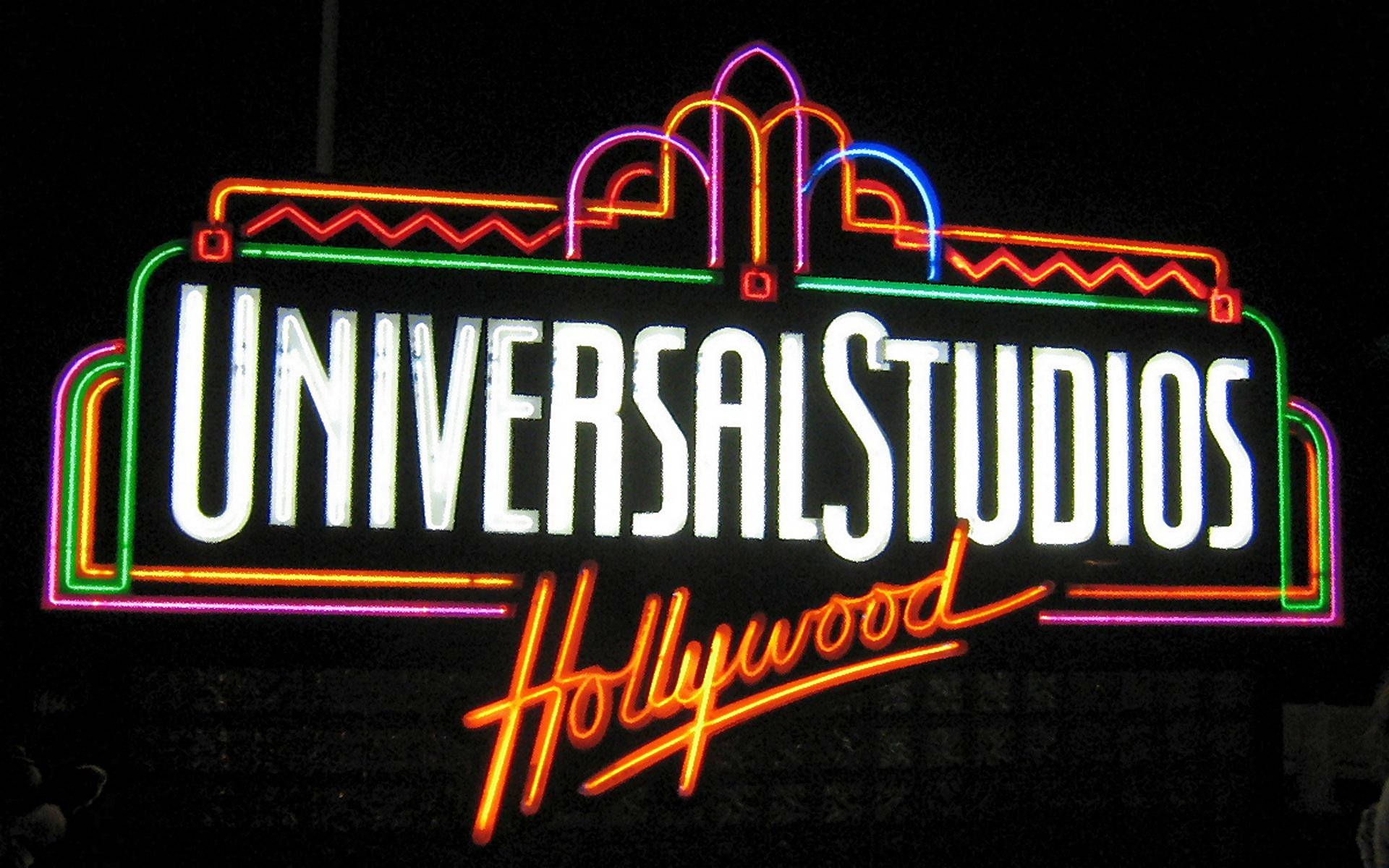 Universal 桌布 壁紙 — 好萊塢環球影城充滿活力的霓虹燈牌在漆黑的夜空中閃耀，帶有色彩繽紛的幾何圖案。
