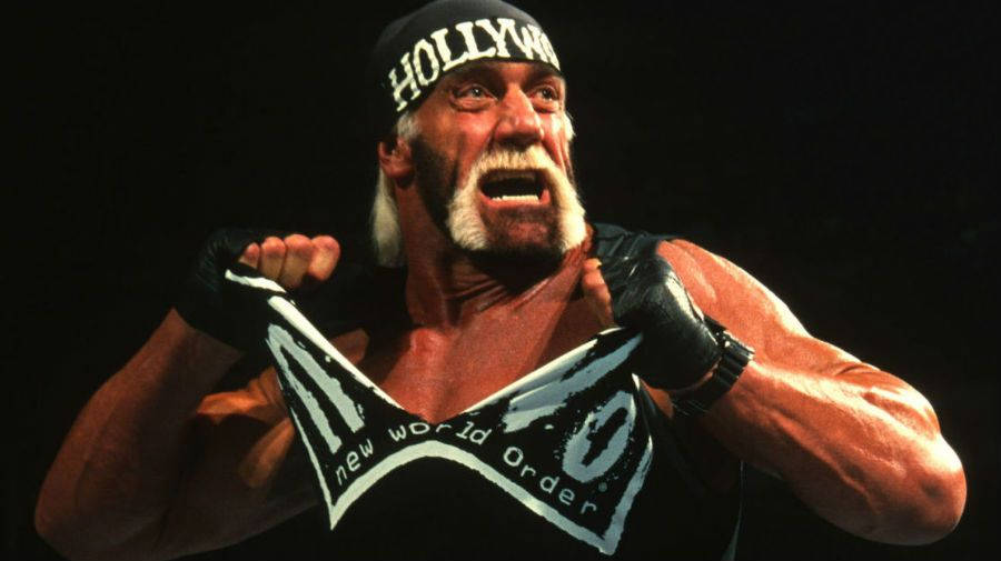 Hulk Hogan 桌布 壁紙 — 好萊塢霍克·霍根身穿黑色「New World Order」背心和「HOLLYWOOD」頭帶，在深色背景下激烈咆哮。
