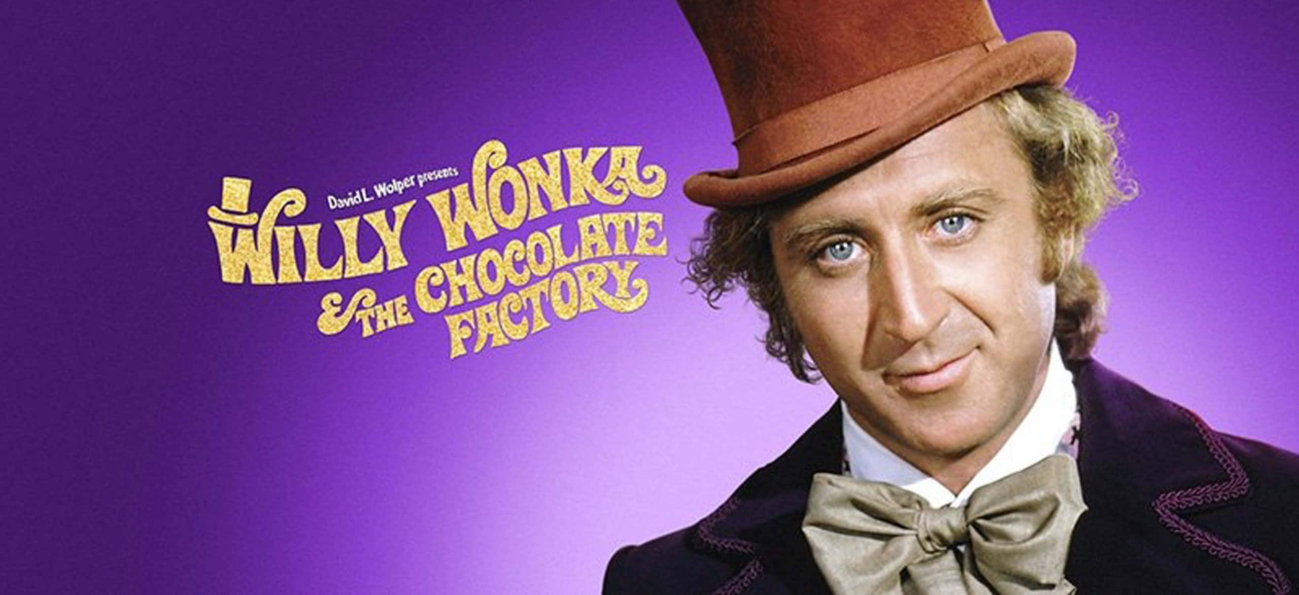 Willy Wonka 桌布 壁紙 — 威利·旺卡戴著標誌性的高帽和紫色外套，在充滿活力的紫色背景上微笑，並帶有金色電影標題文字。
