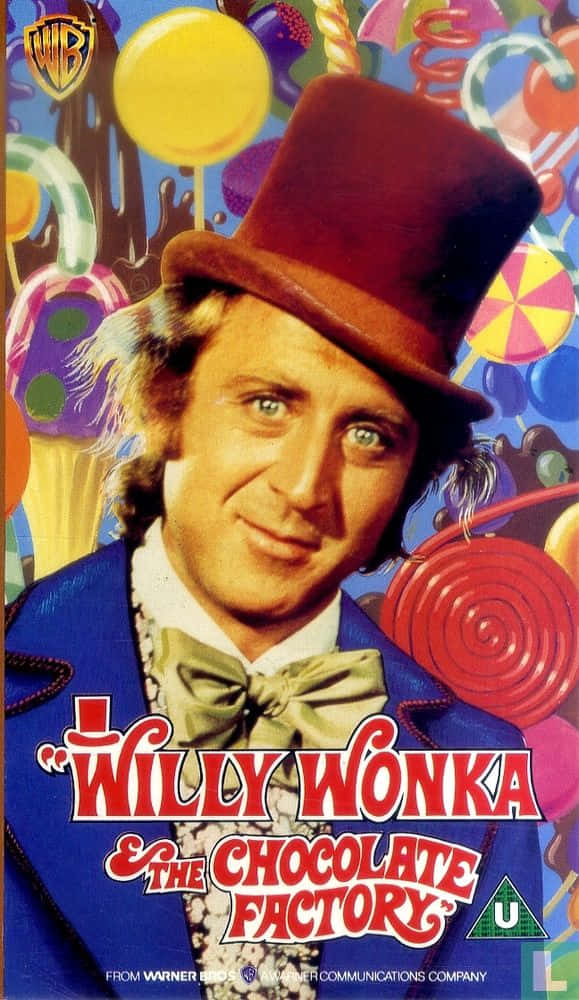 Willy Wonka 桌布 壁紙 — 威利·旺卡戴著標誌性的高帽和藍色外套，在充滿繽紛糖果的背景中微笑。