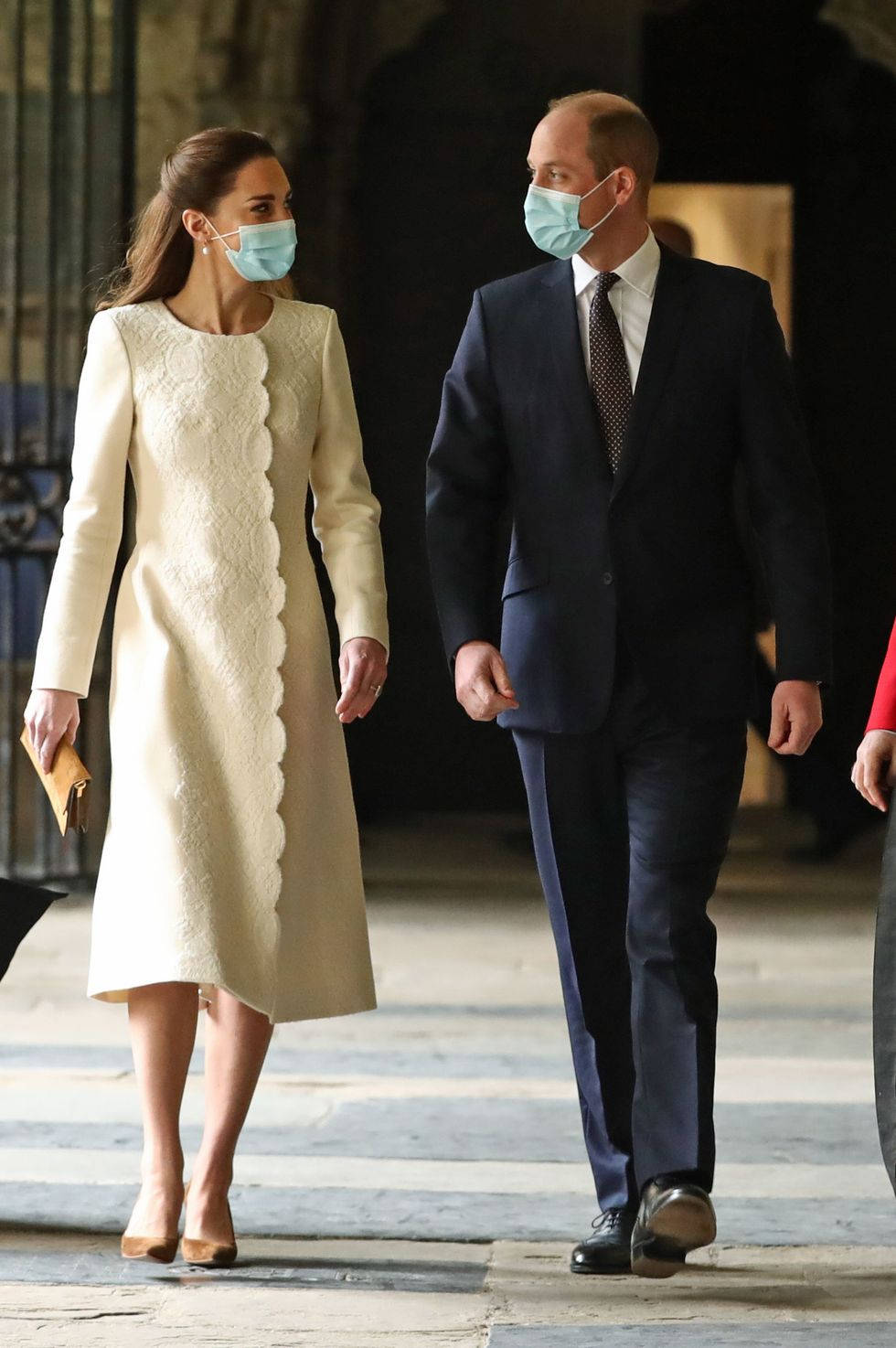 Kate Middleton 桌布 壁紙 — 威廉王子與凱特·米德爾頓身穿正裝，戴著淺藍色口罩，並肩走過石拱門。