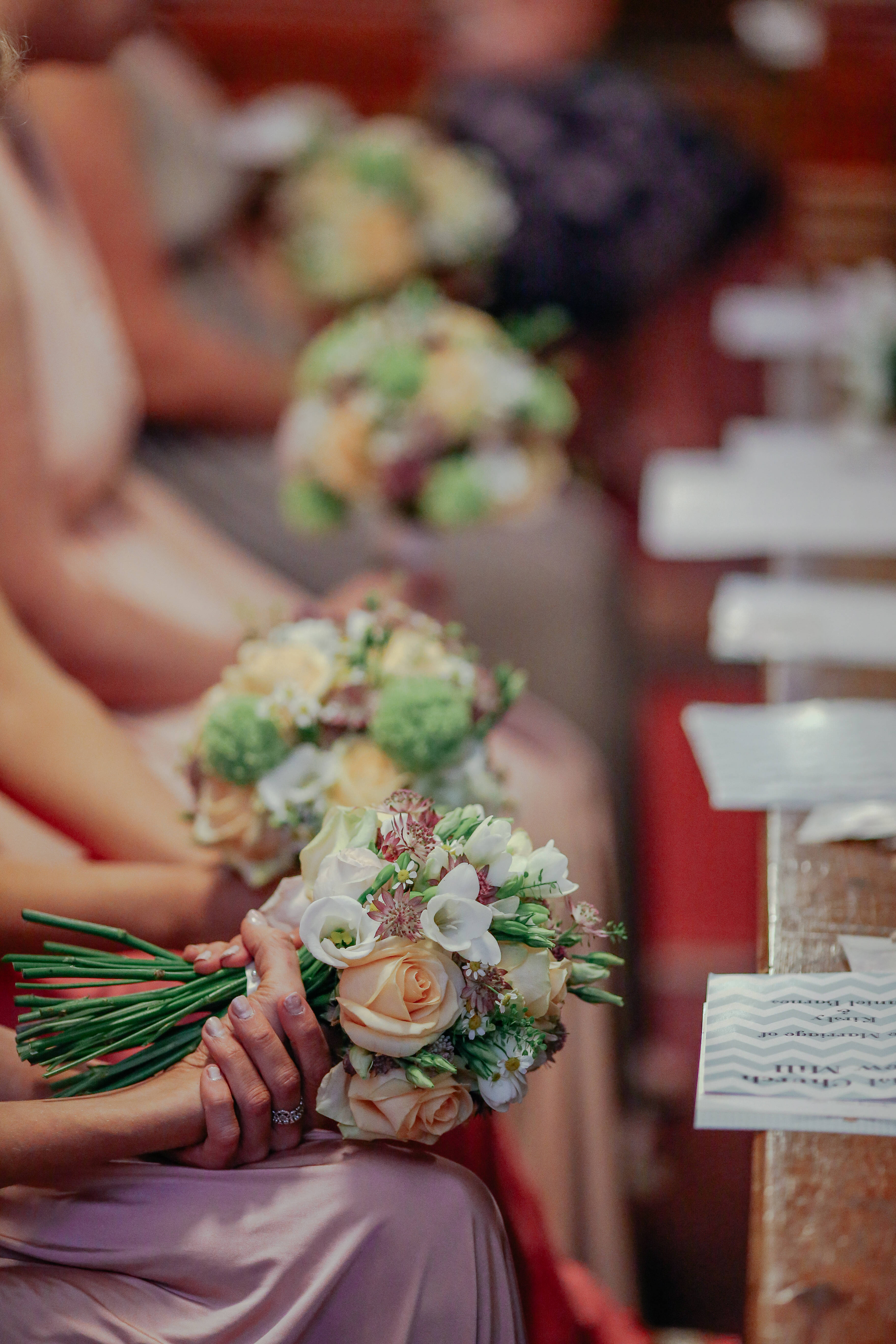Bridesmaids 桌布 壁紙 — 婚禮中，伴娘手持柔和焦點的粉彩花束的特寫。