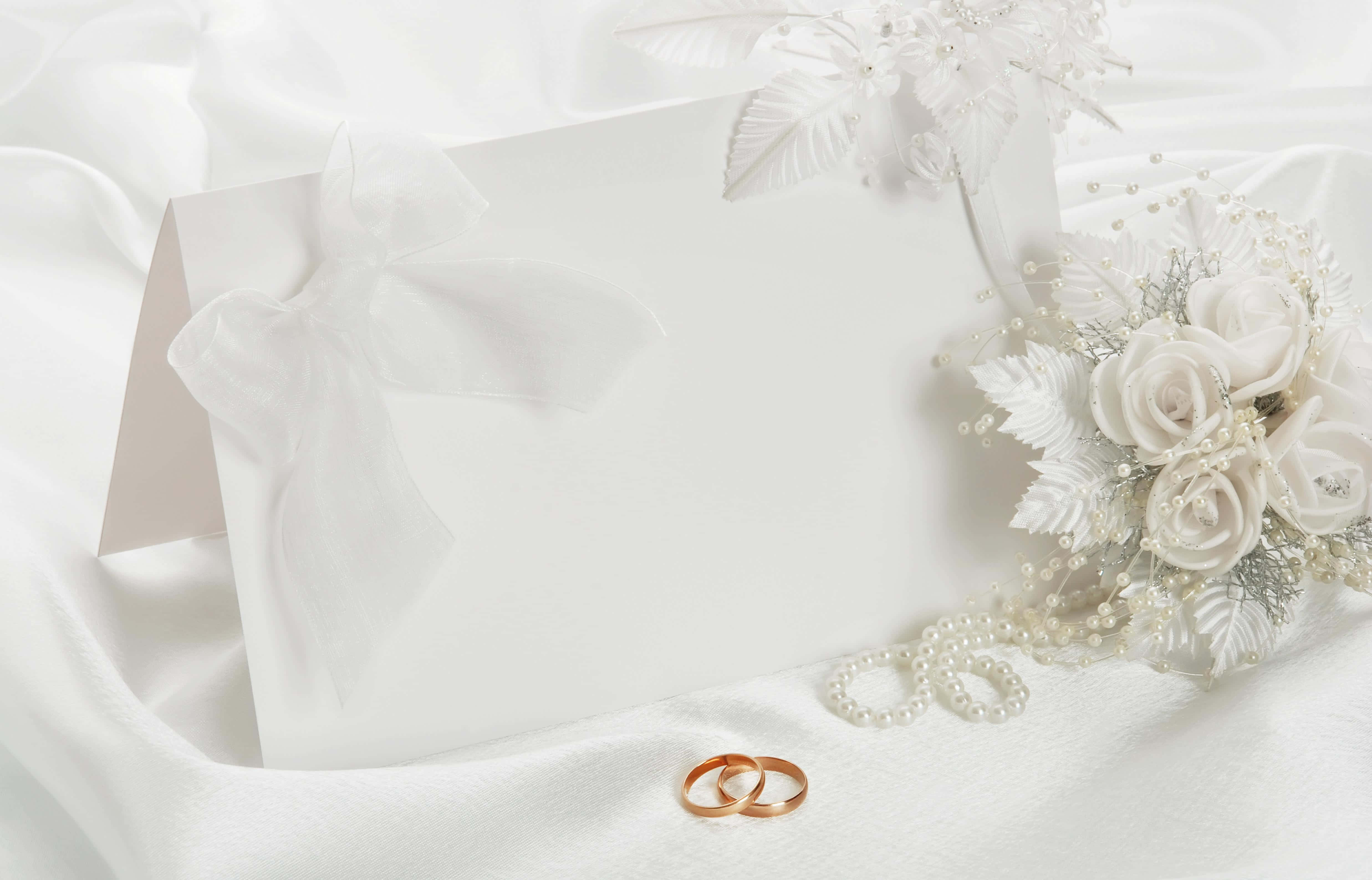 婚禮邀請卡片，搭配結婚戒指與花朵 壁紙
