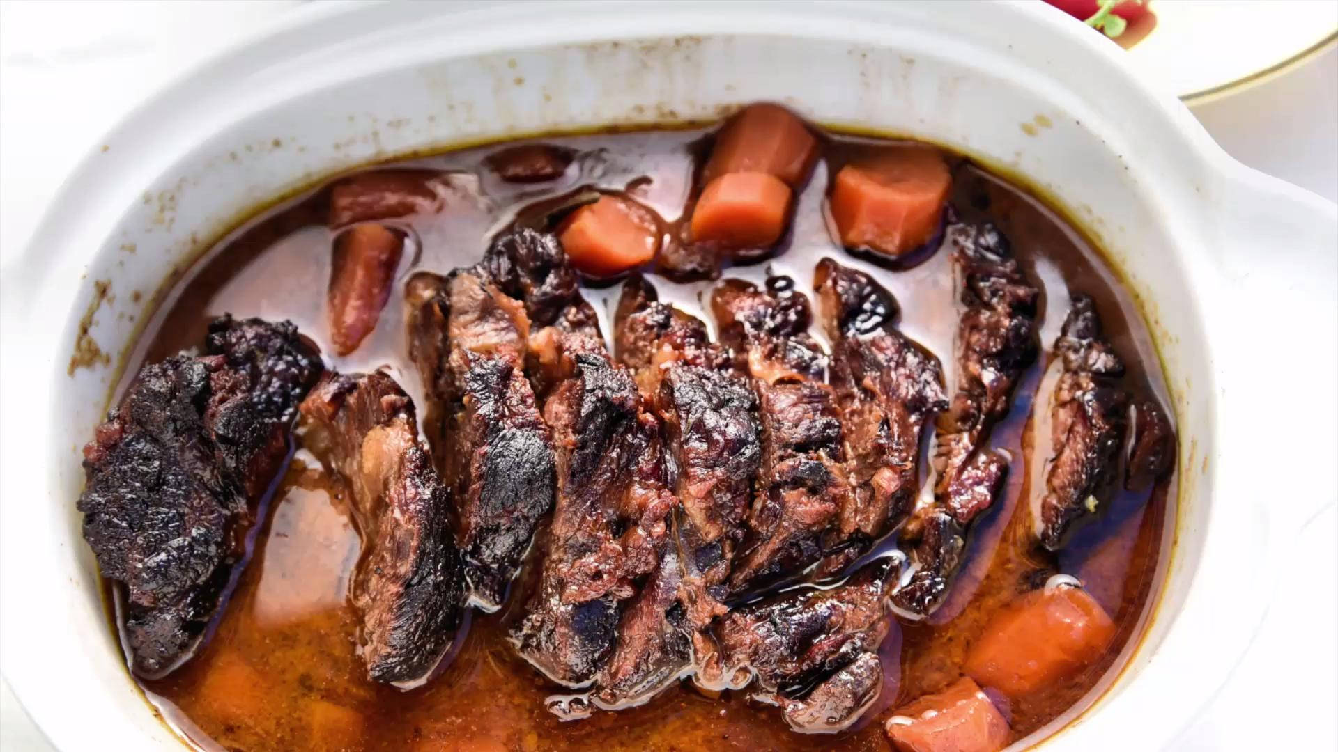 meat 桌布 壁紙 — 嫩滑慢煮牛肉配紅蘿蔔，濃郁棕色醬汁，盛載於白色陶瓷烤盤中。