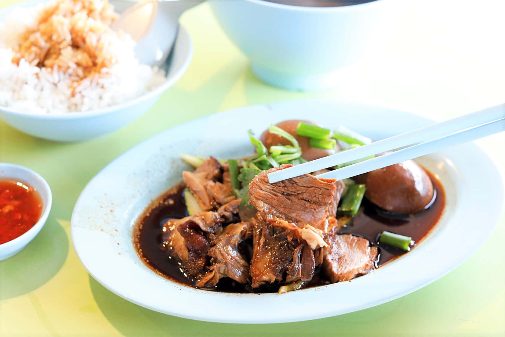 Food Photography 桌布 壁紙 — 嫩滑燉牛肉配雞蛋和青蔥，配上濃郁醬汁，與米飯和辣椒醬一起享用的特寫。