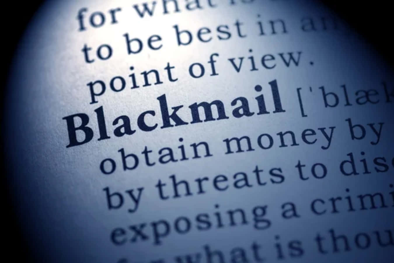Blackmail 桌布 壁紙 — 字典頁面放大特寫，突出顯示單詞 blackmail，周圍文字模糊。