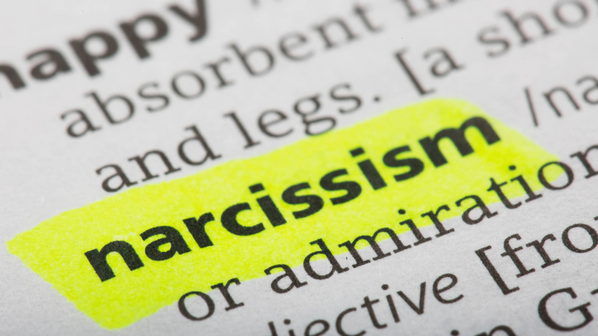 Quote 桌布 壁紙 — 字典頁面特寫，其中 narcissism 一詞用亮黃色螢光筆標示。