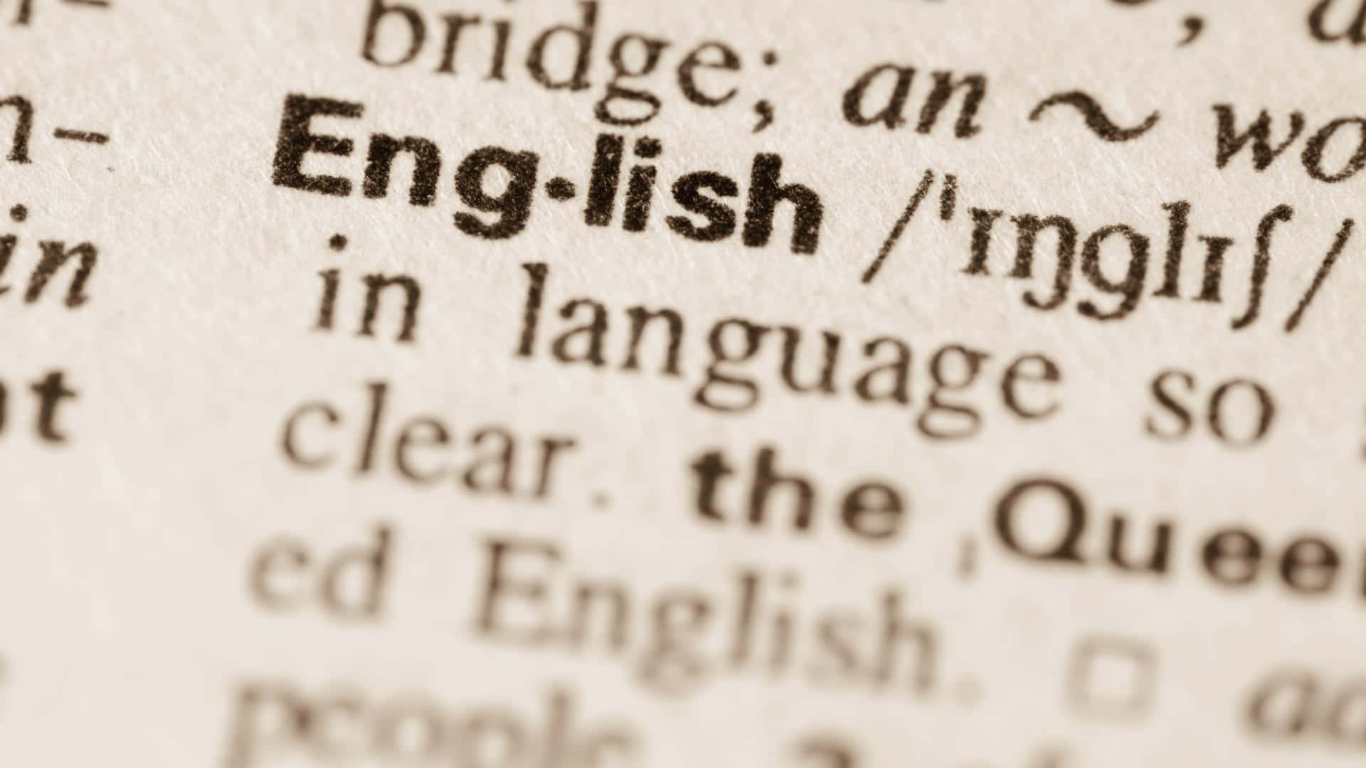 Learning 桌布 壁紙 — 字典頁面特寫，清晰的字體和柔軟的紙張質感展示「English」的定義。