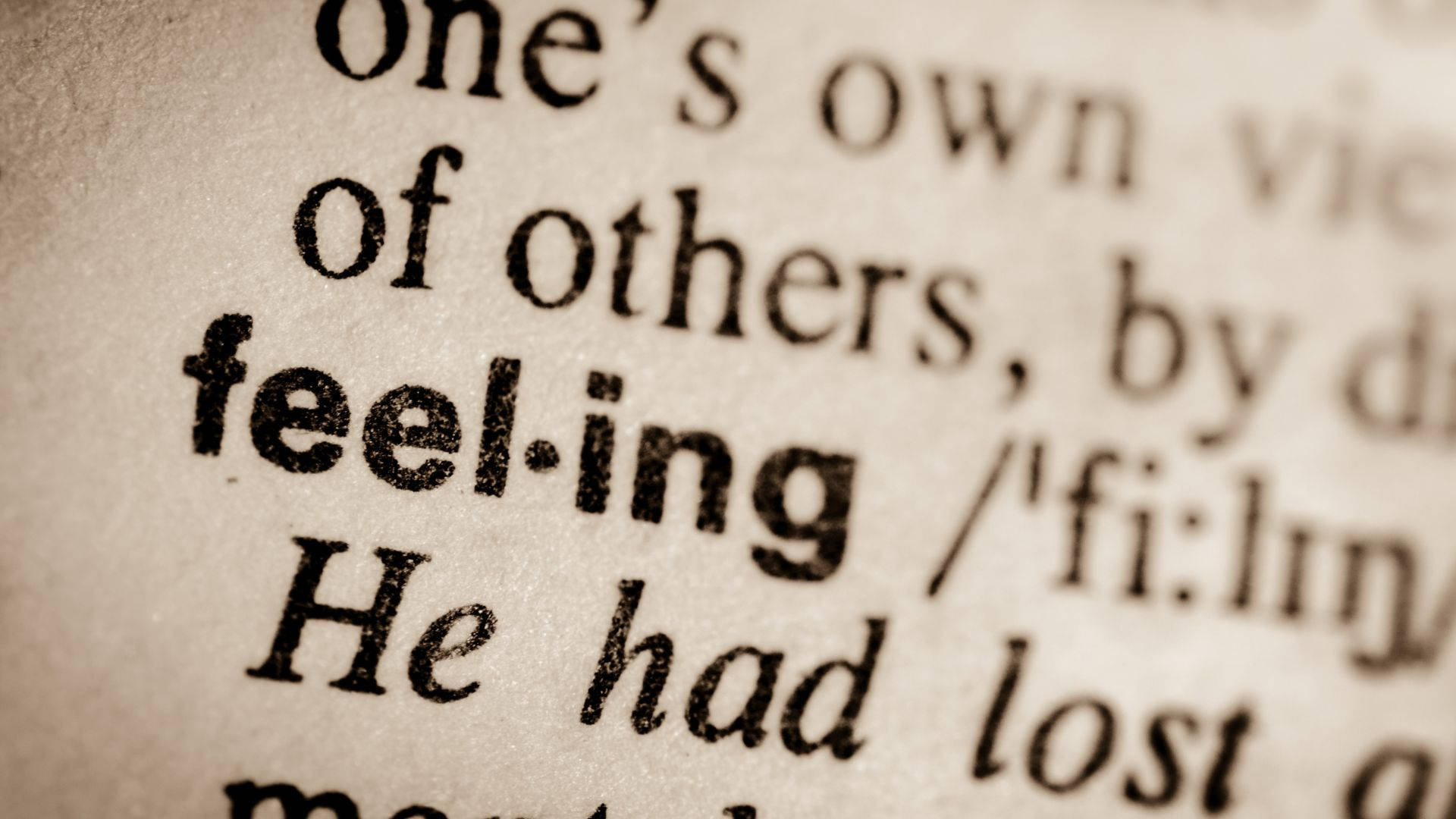 Word 桌布 壁紙 — 字典頁面的特寫，突出顯示單詞 'feeling' 及其定義和音標。