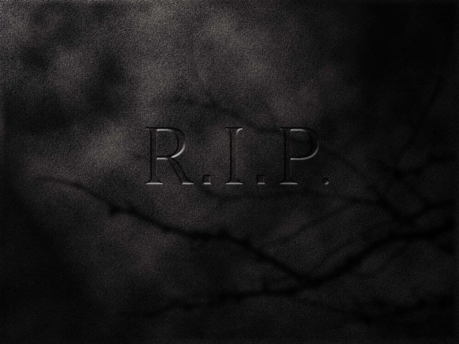 Rest In Peace 桌布 壁紙 — 字母 R.I.P. 刻在深色裂開的石頭表面上，氣氛陰沉而莊嚴。