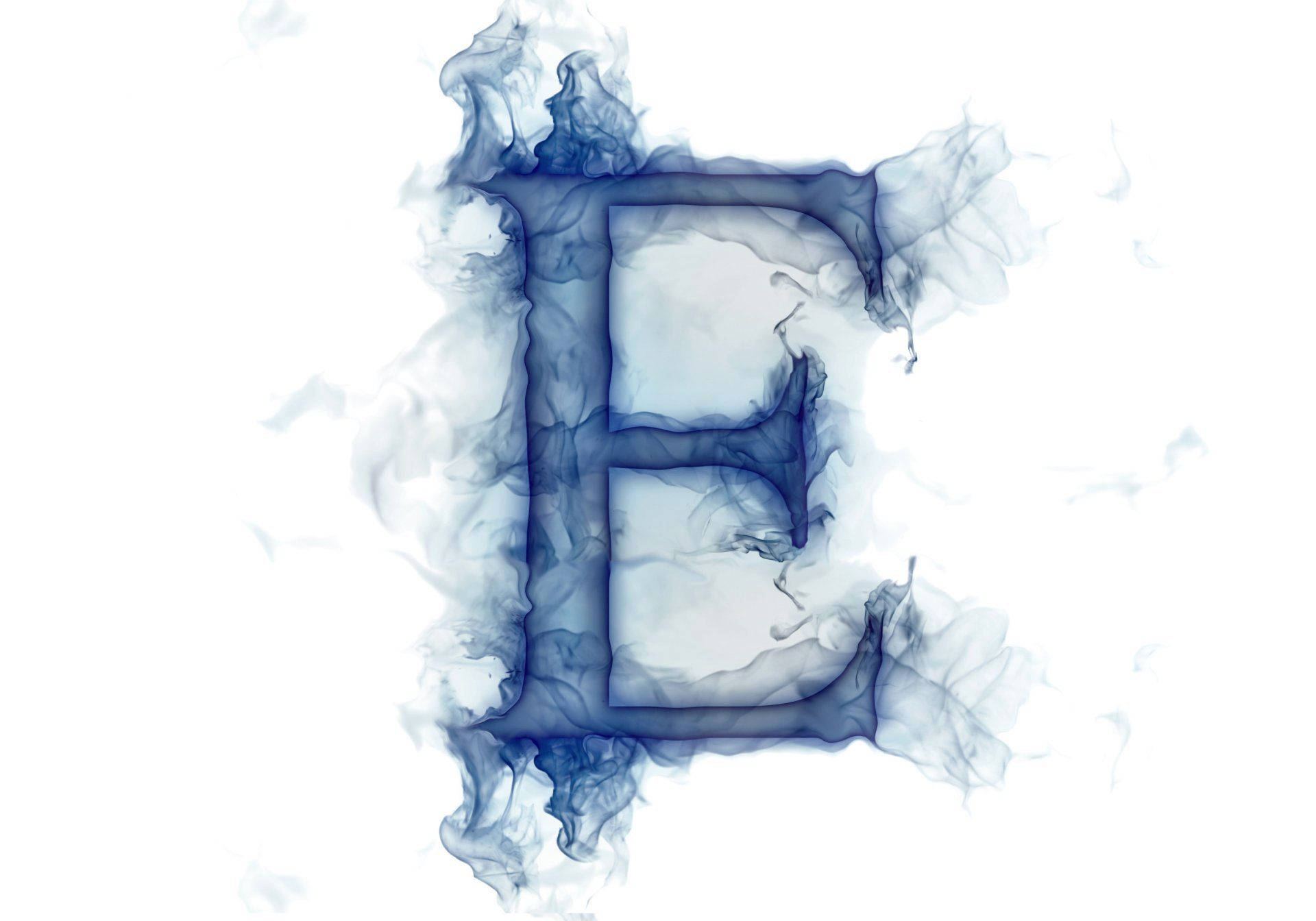 E 桌布 壁紙 — 字母E從旋轉的藍色煙霧中浮現，背景為純白色，帶有飄渺的煙縷。