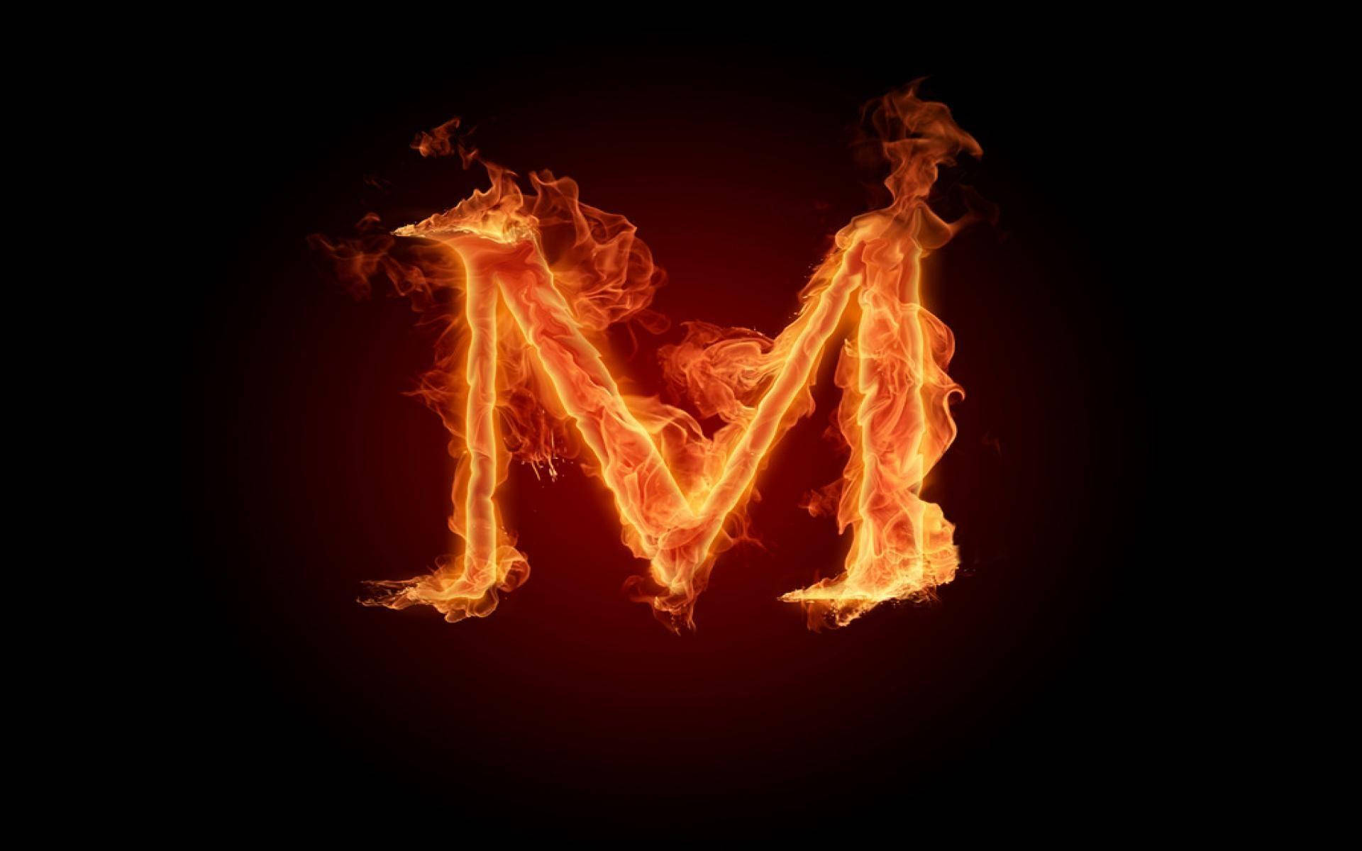 字母M 桌布 壁紙 — 字母M在黑暗背景上燃燒著鮮豔的橙色火焰，並帶有發光的餘燼。