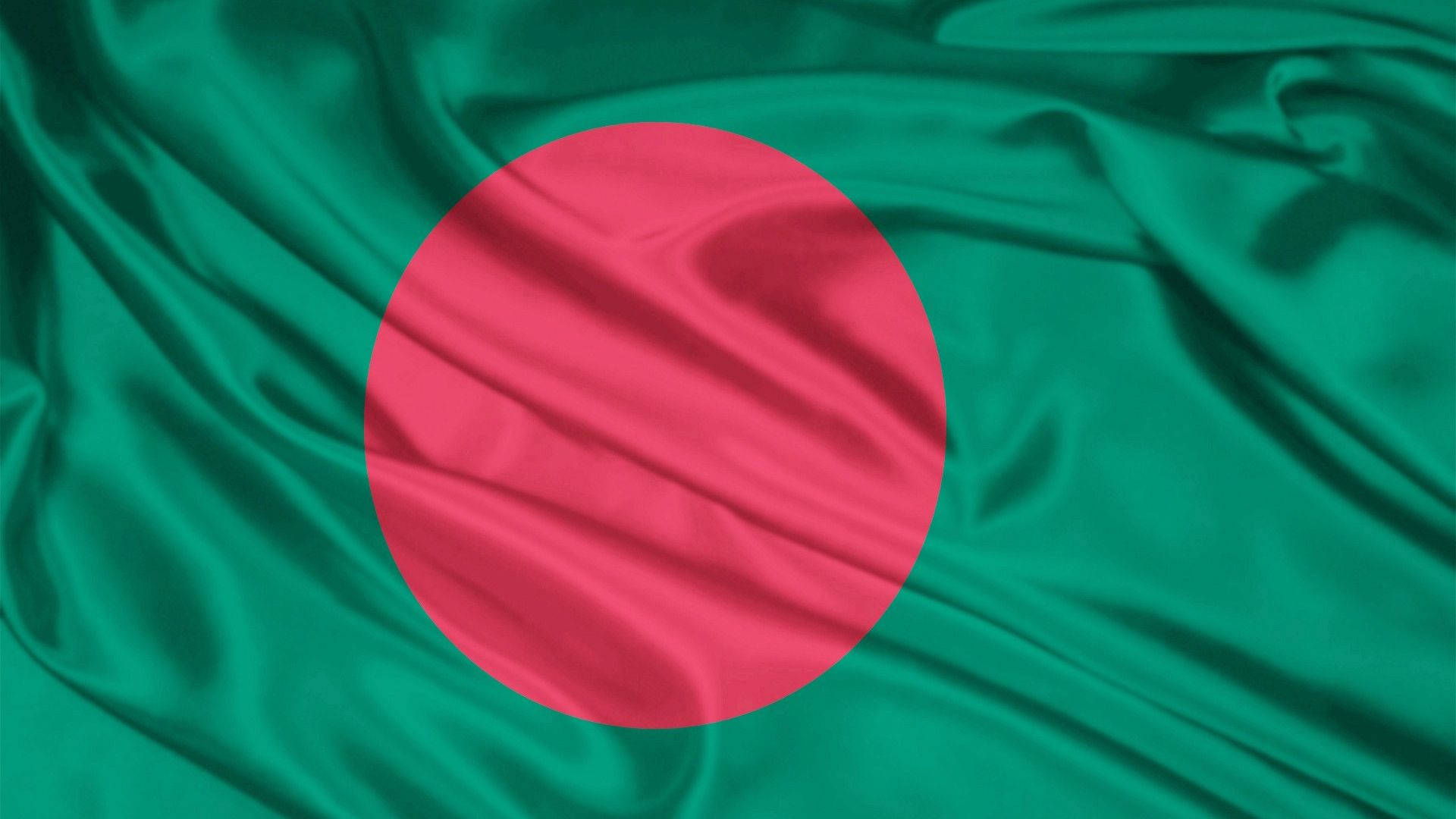 Bangladesh 桌布 壁紙 — 孟加拉國國旗的特寫，綠色背景中央有一個鮮紅色的圓盤，布料帶有動態褶皺。