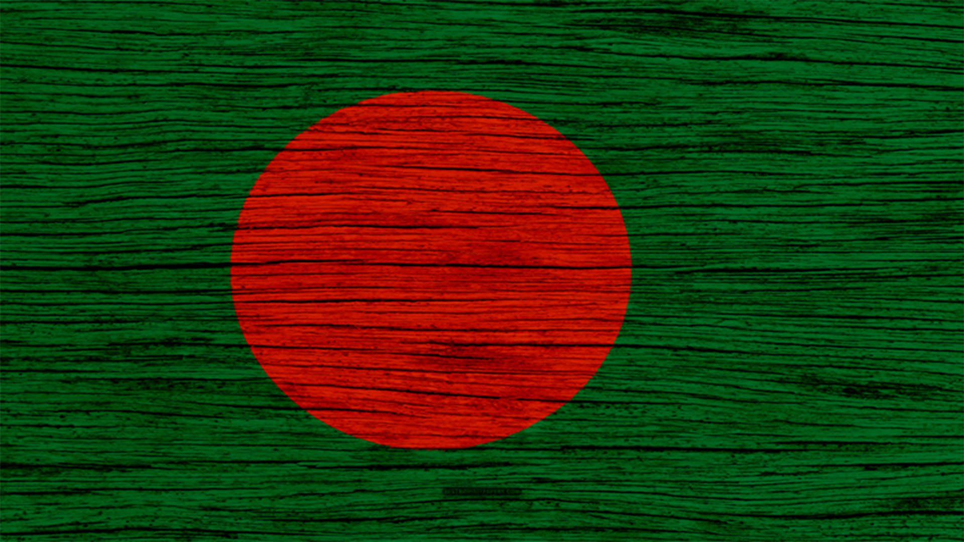 Bangladesh 桌布 壁紙 — 孟加拉國旗，綠色背景上紅色圓圈，呈現在有紋理的木質表面上。
