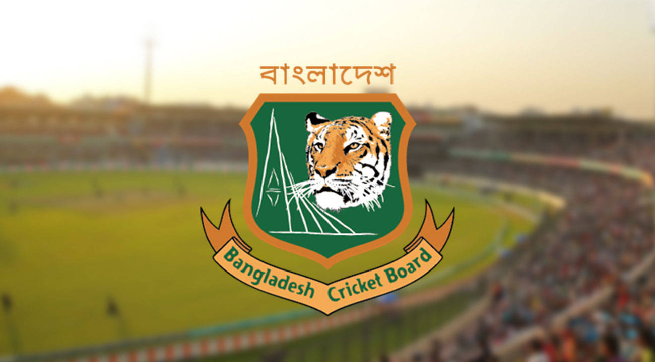 Bangladesh Cricket 桌布 壁紙 — 孟加拉國板球委員會標誌，老虎徽章居中，背景為金色時刻模糊的板球場。