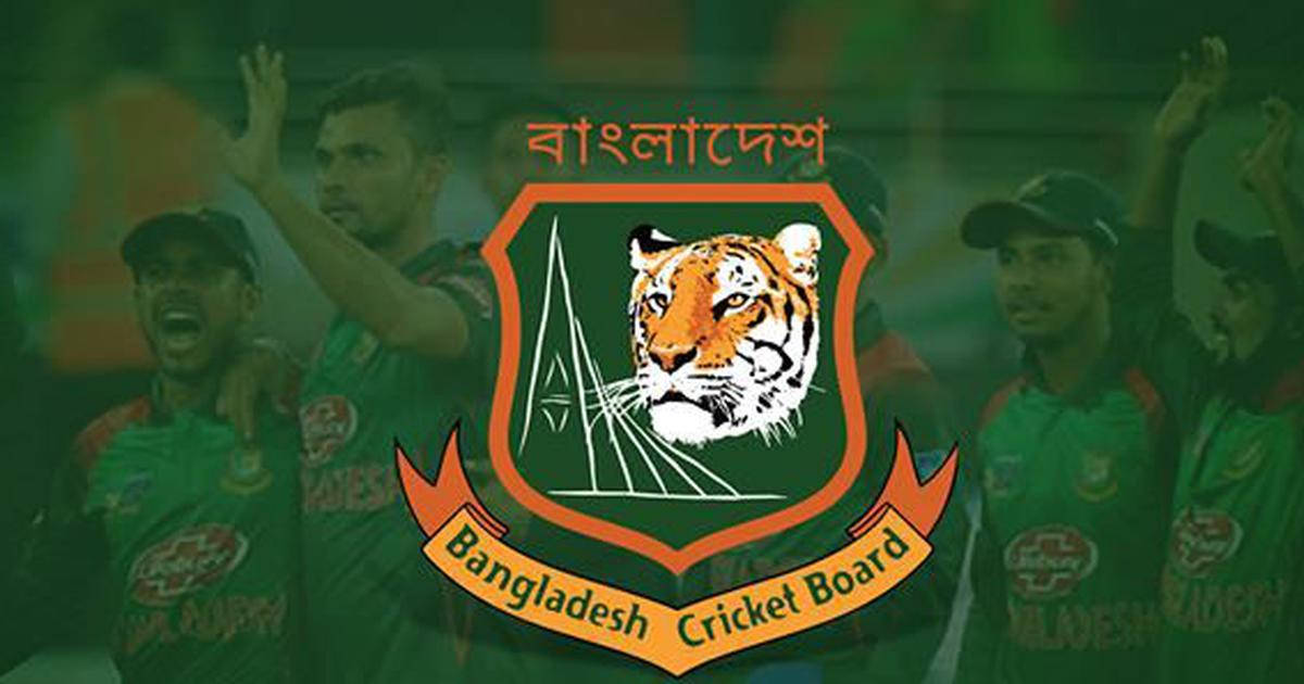 Bangladesh Cricket 桌布 壁紙 — 孟加拉國板球隊球員在帶有老虎和孟加拉文字的國徽後面慶祝。