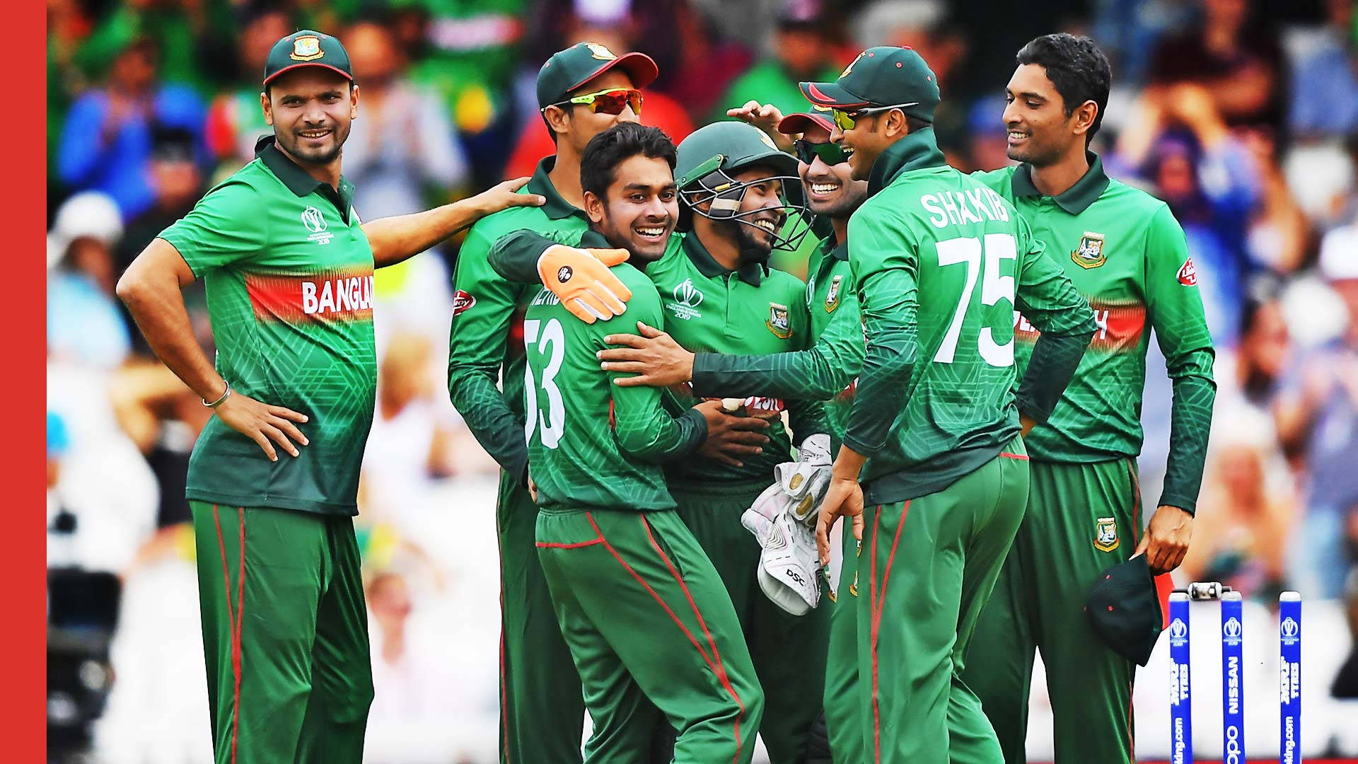 Bangladesh Cricket 桌布 壁紙 — 孟加拉國板球隊身穿綠色制服，在陽光明媚的球場上熱情慶祝，背景是體育場觀眾。