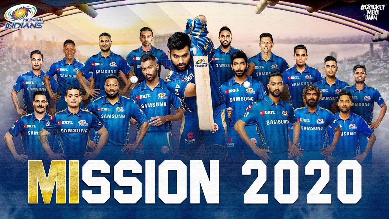 Mumbai Indians 桌布 壁紙 — 孟買印第安人板球隊身穿藍色球衣，手持球棒和球，在體育場背景下自信地為「Mission 2020」活動擺姿勢。