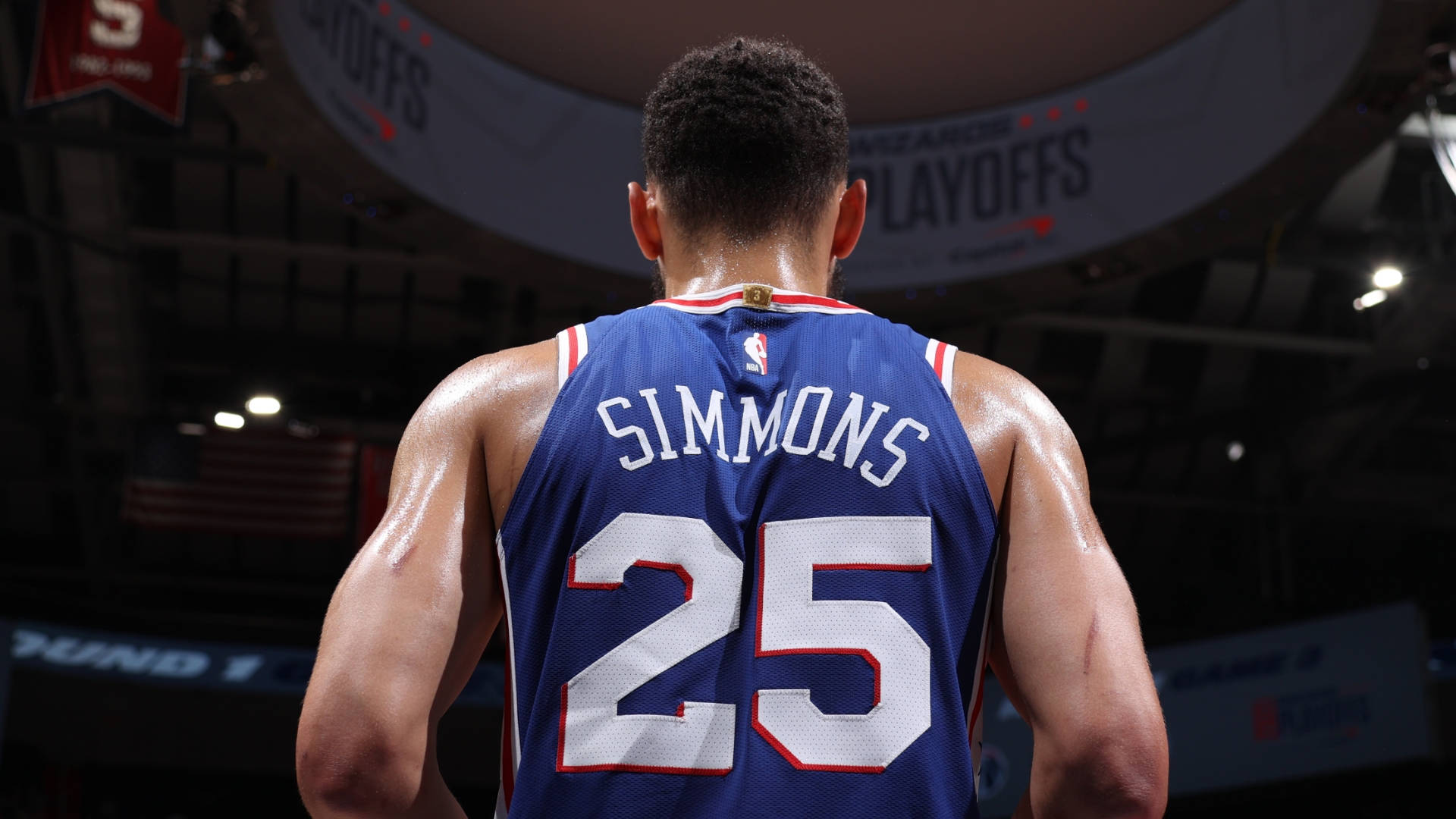 76ers 桌布 壁紙 — 季後賽期間，身穿藍色25號球衣的籃球運動員西蒙斯的背面。