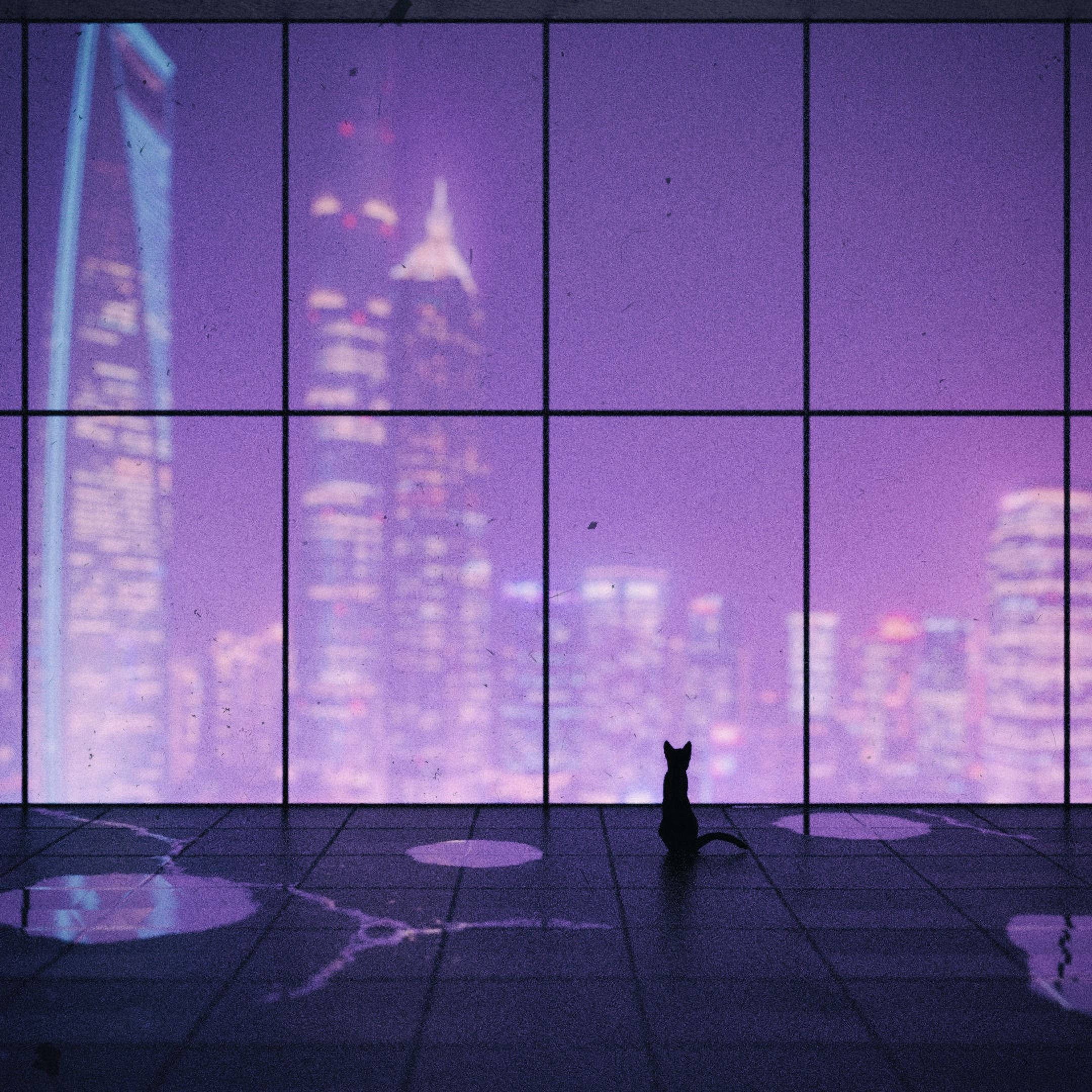 City Art 桌布 壁紙 — 孤獨的貓剪影坐在濕漉漉的瓷磚地板上，透過格柵窗凝視著夜晚發光的紫色城市景觀。