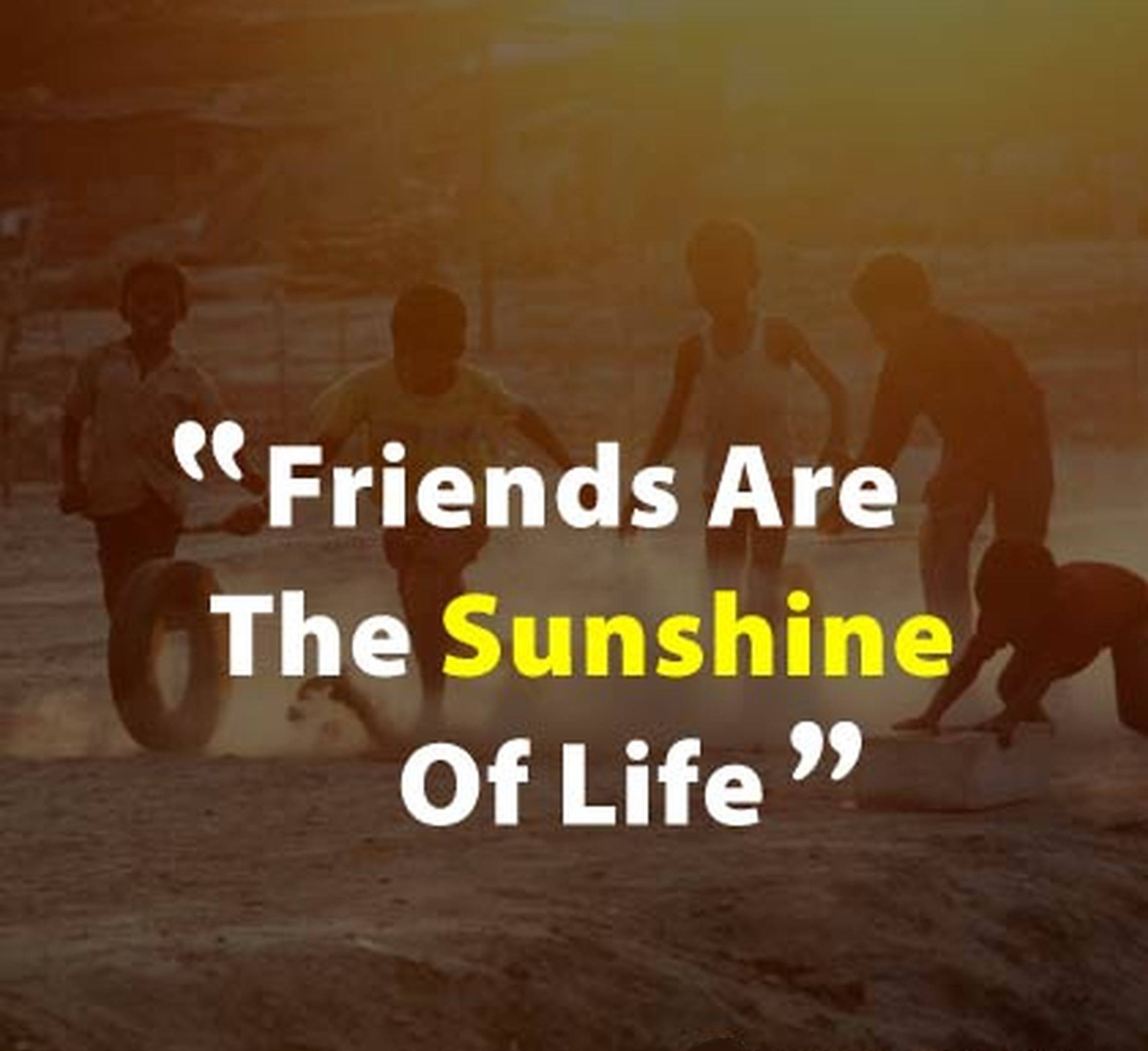 Friendship Quotes 桌布 壁紙 — 孩子們在塵土飛揚的地形中快樂玩耍，金色陽光溫暖地照耀著他們，背景是一句勵志名言。