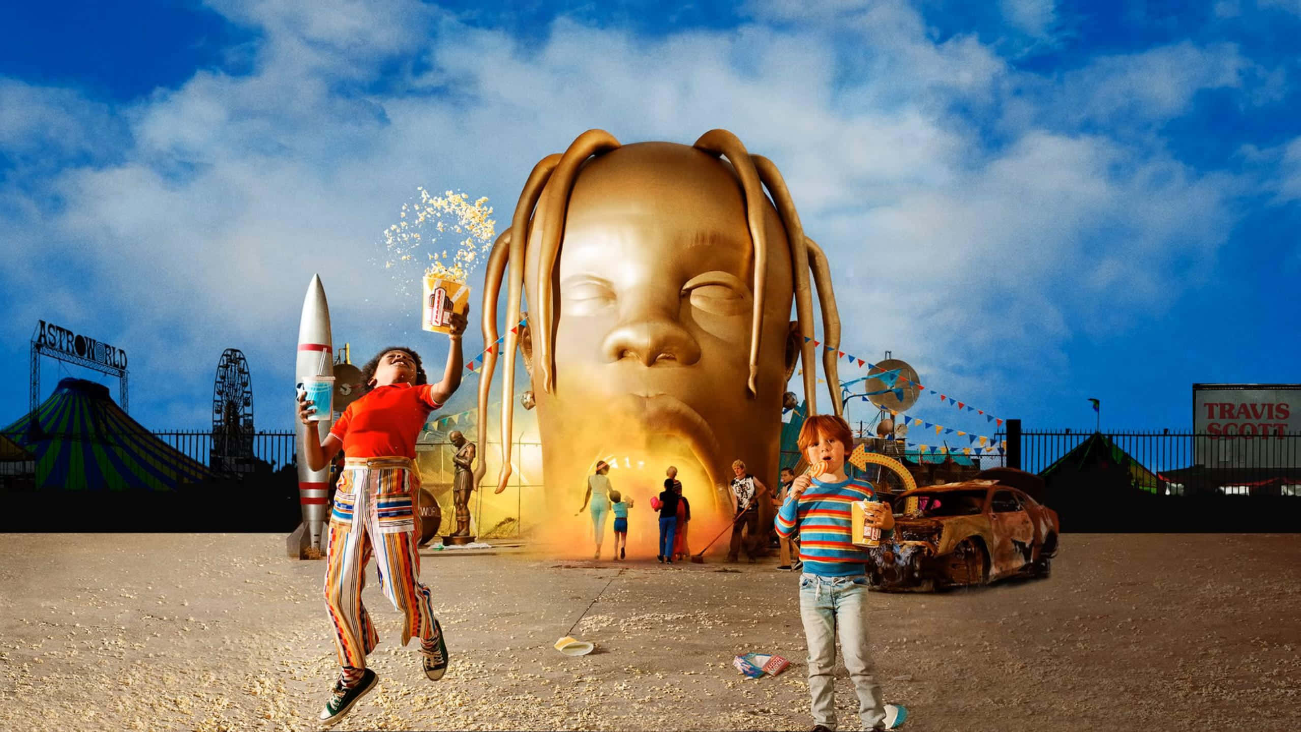 Astroworld 桌布 壁紙 — 孩子們在明亮的藍天下，在一個超現實的Travis Scott主題遊樂園中的巨型金色嬰兒頭雕塑前歡樂地玩耍。