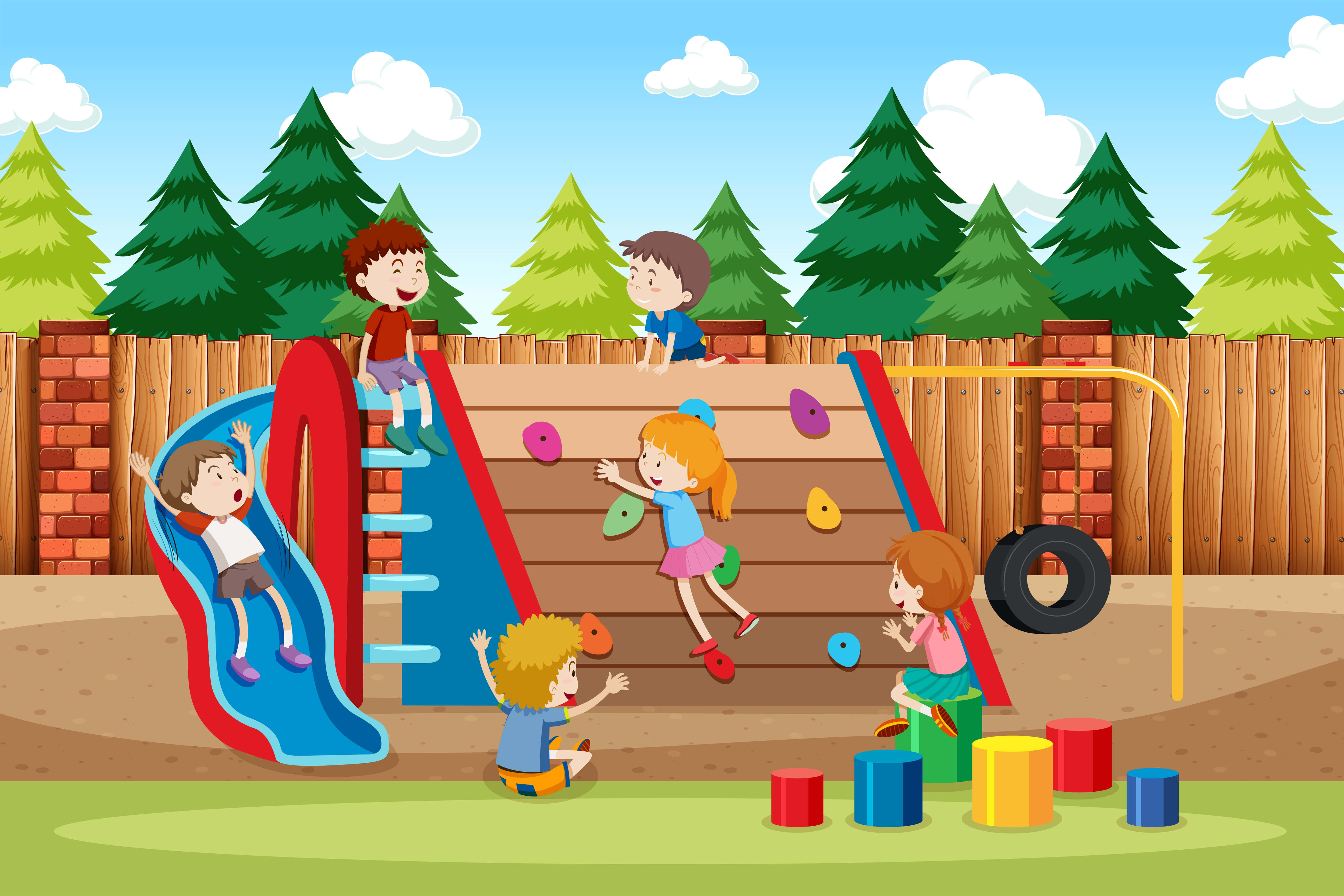 Playground 桌布 壁紙 — 孩子們在色彩繽紛的遊樂場溜滑梯和攀爬牆上快樂地玩耍，周圍環繞著松樹和木柵欄。
