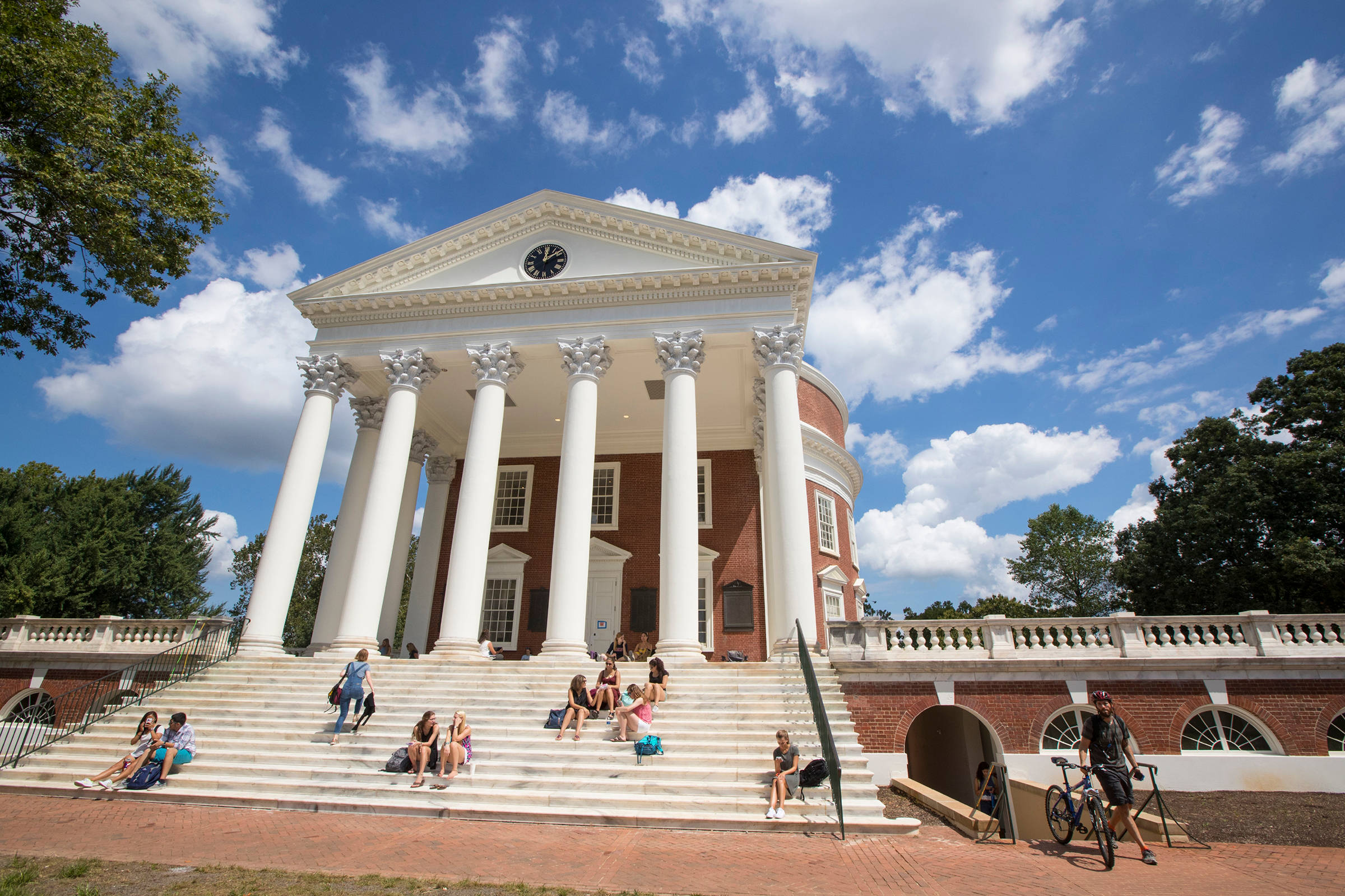 Virginia 桌布 壁紙 — 學生們在明亮的藍天白雲下，在新古典主義大學建築的大石階上放鬆。