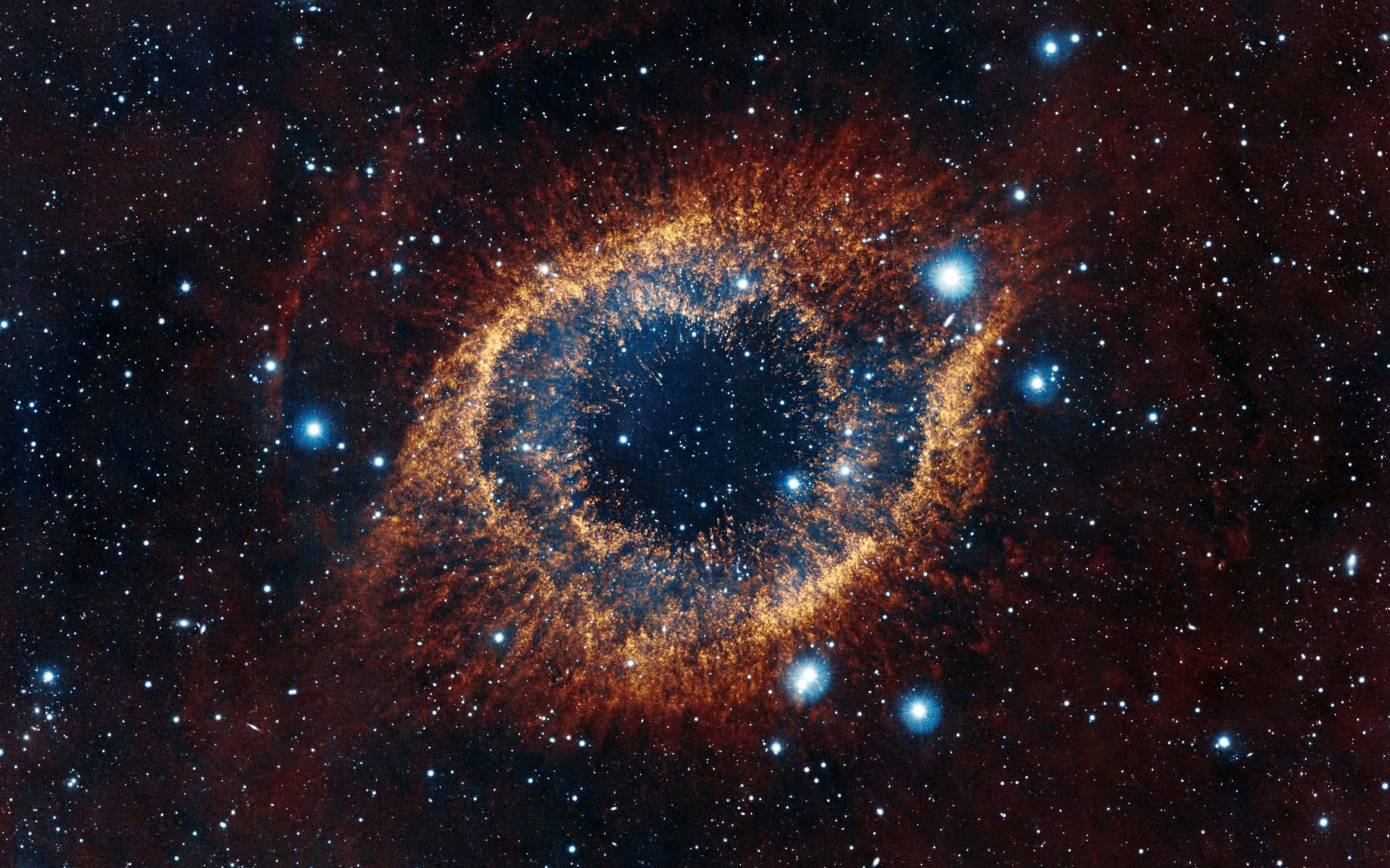 Astrophysics 桌布 壁紙 — 宇宙之眼星雲在星空背景下散發出火橙色和深藍色的光芒。