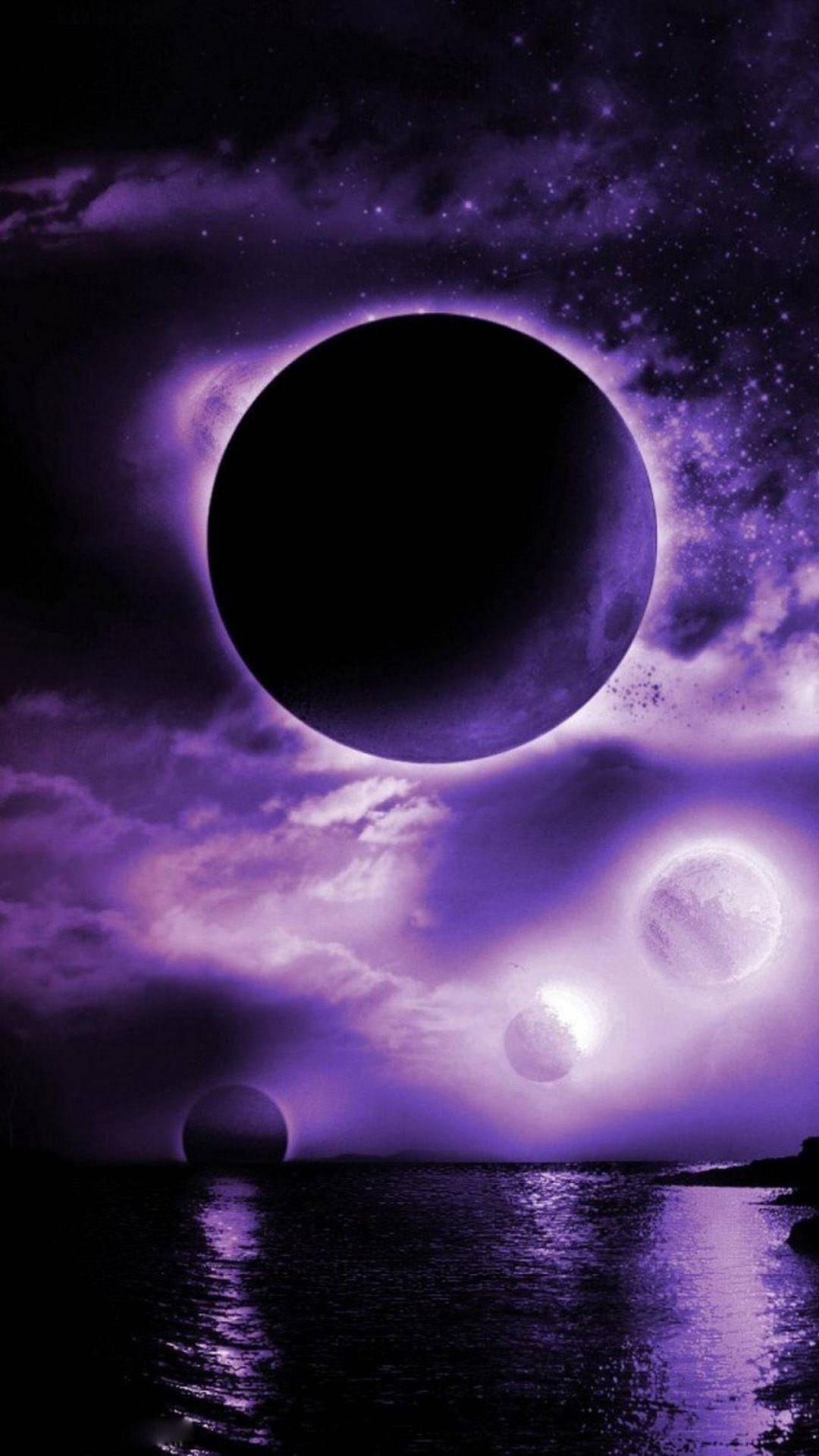 Eclipse 桌布 壁紙 — 宇宙日食在平靜的水面上投射出紫色光芒，水面上漂浮著天體。