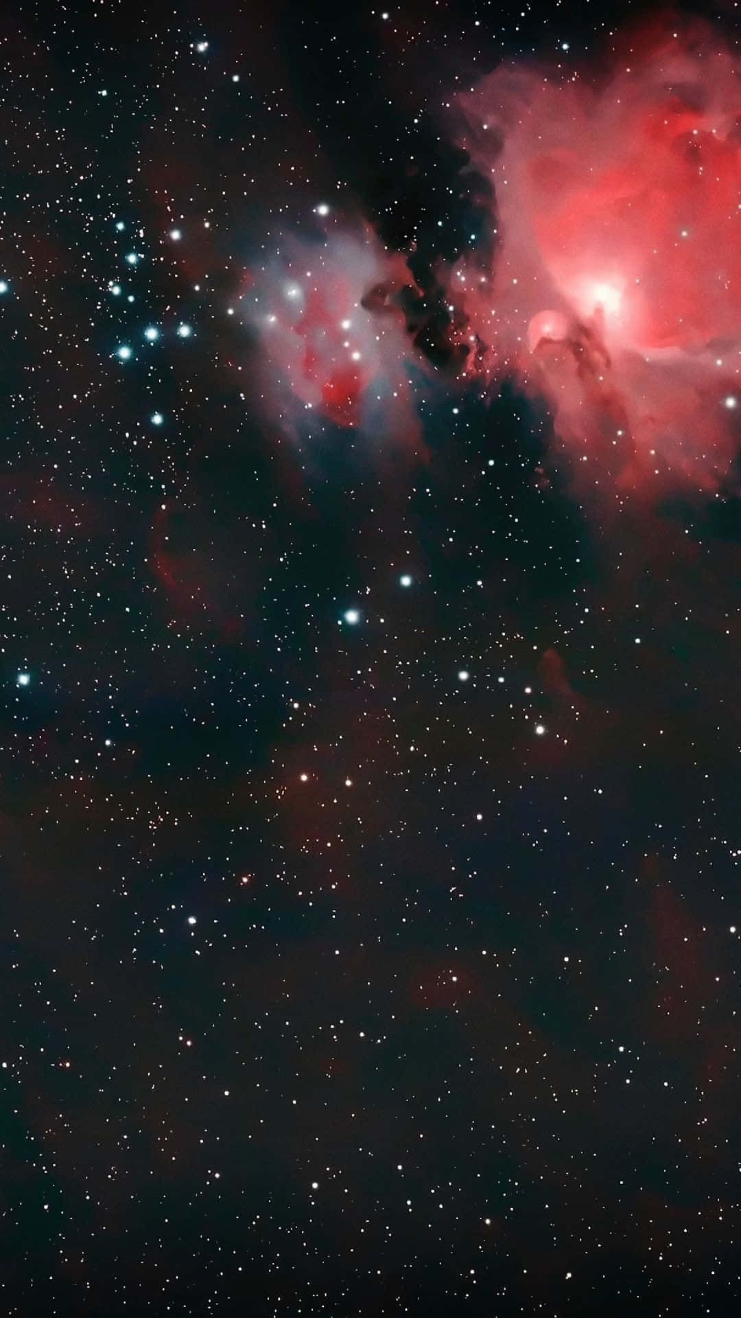 銀河 桌布 壁紙 — 宇宙星雲在佈滿星辰的黑色虛空中散發出火紅與柔和藍色的光芒。