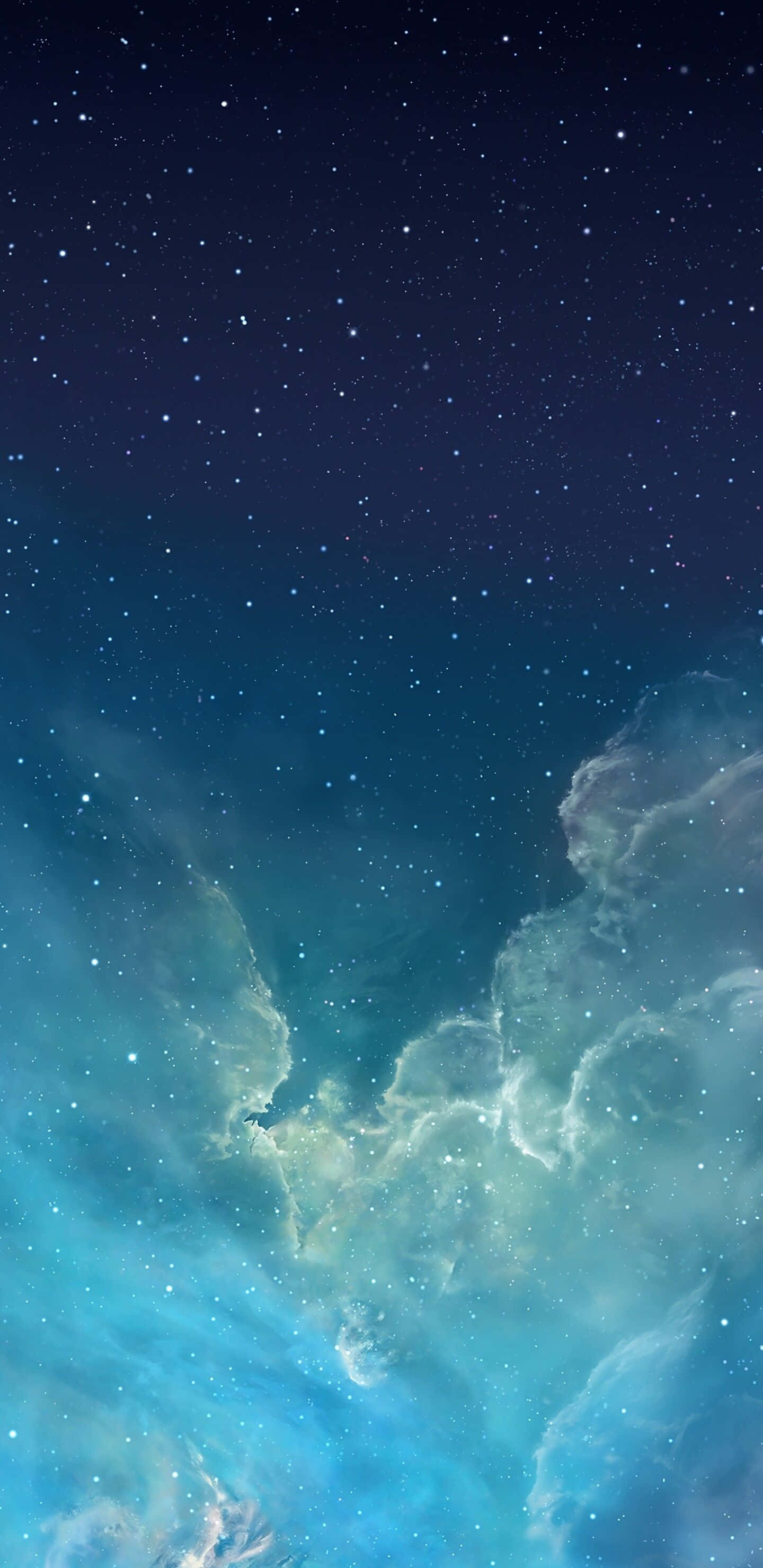 Starry Sky 桌布 壁紙 — 宇宙星雲在星場下以充滿活力的藍綠色和藍色色調旋轉，在深空中喚起驚奇。