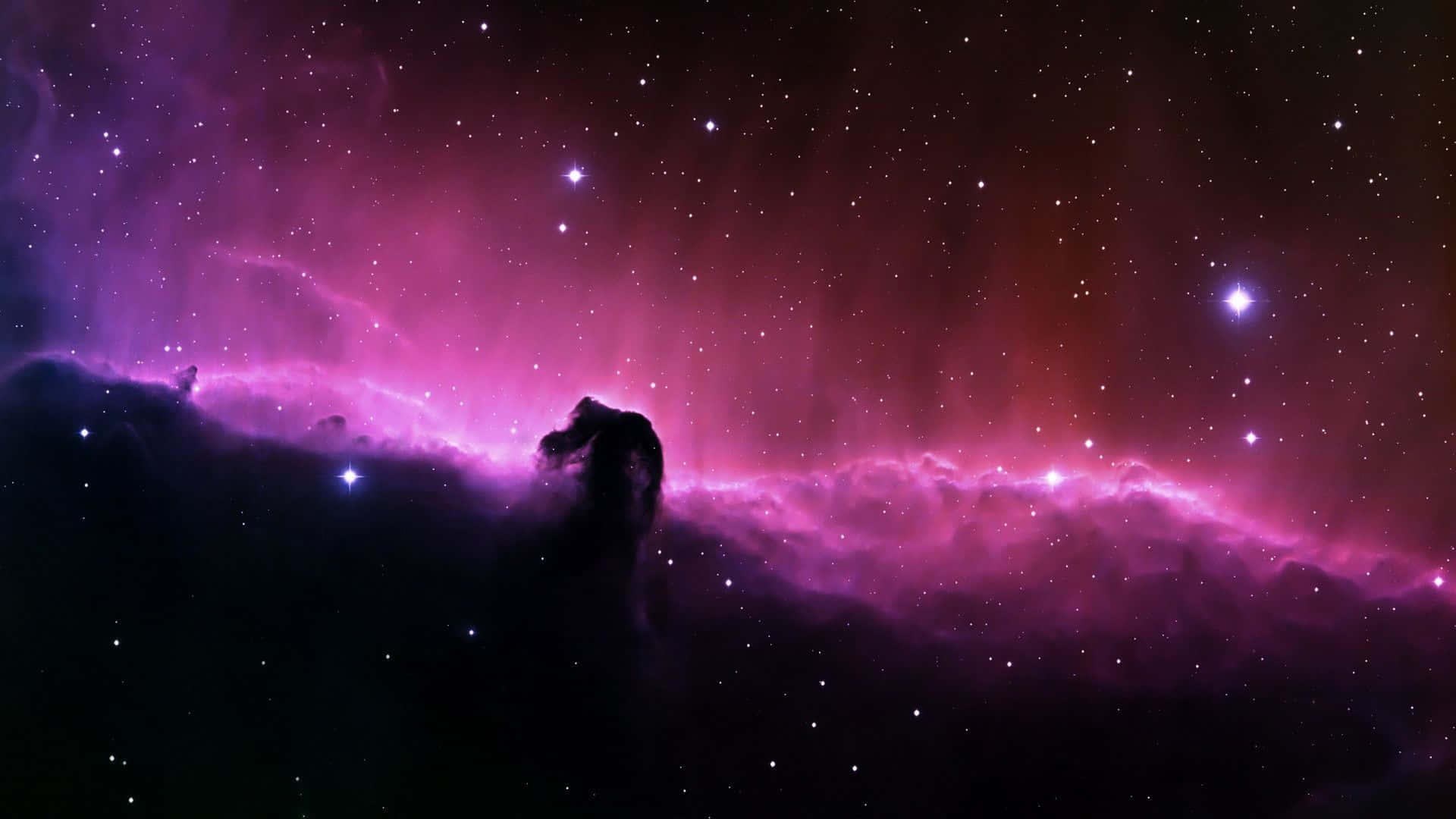 Beautiful Star 桌布 壁紙 — 宇宙星雲在星空中散發出充滿活力的紫色和粉紅色調，並帶有天體形成的黑暗輪廓。