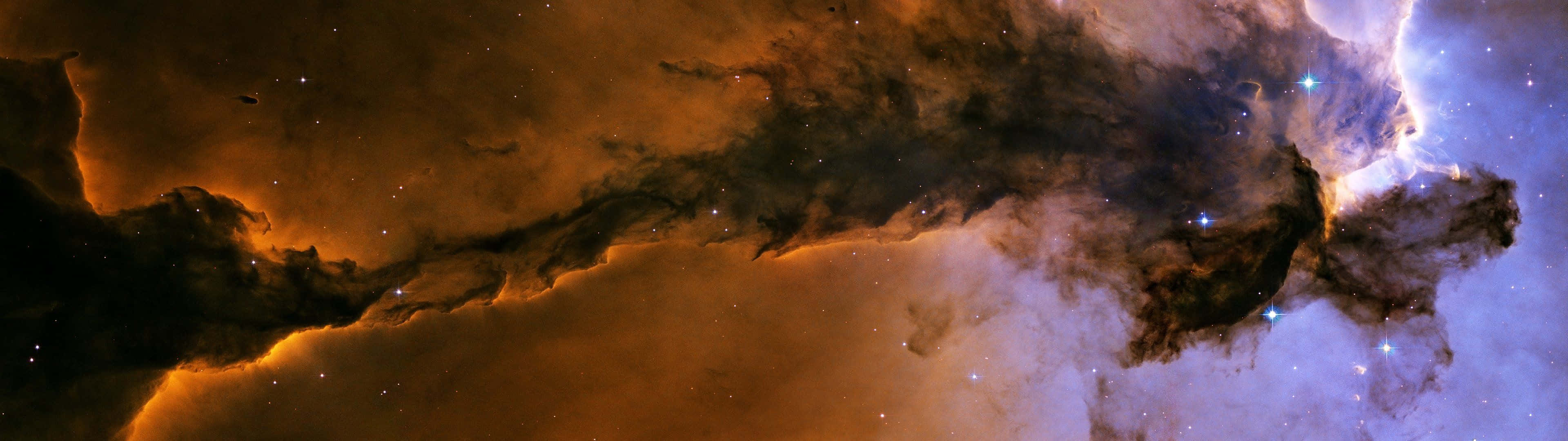 桌布 壁紙 — 宇宙星雲在星空中散發出熾熱的橙色和冷藍色的雲彩。