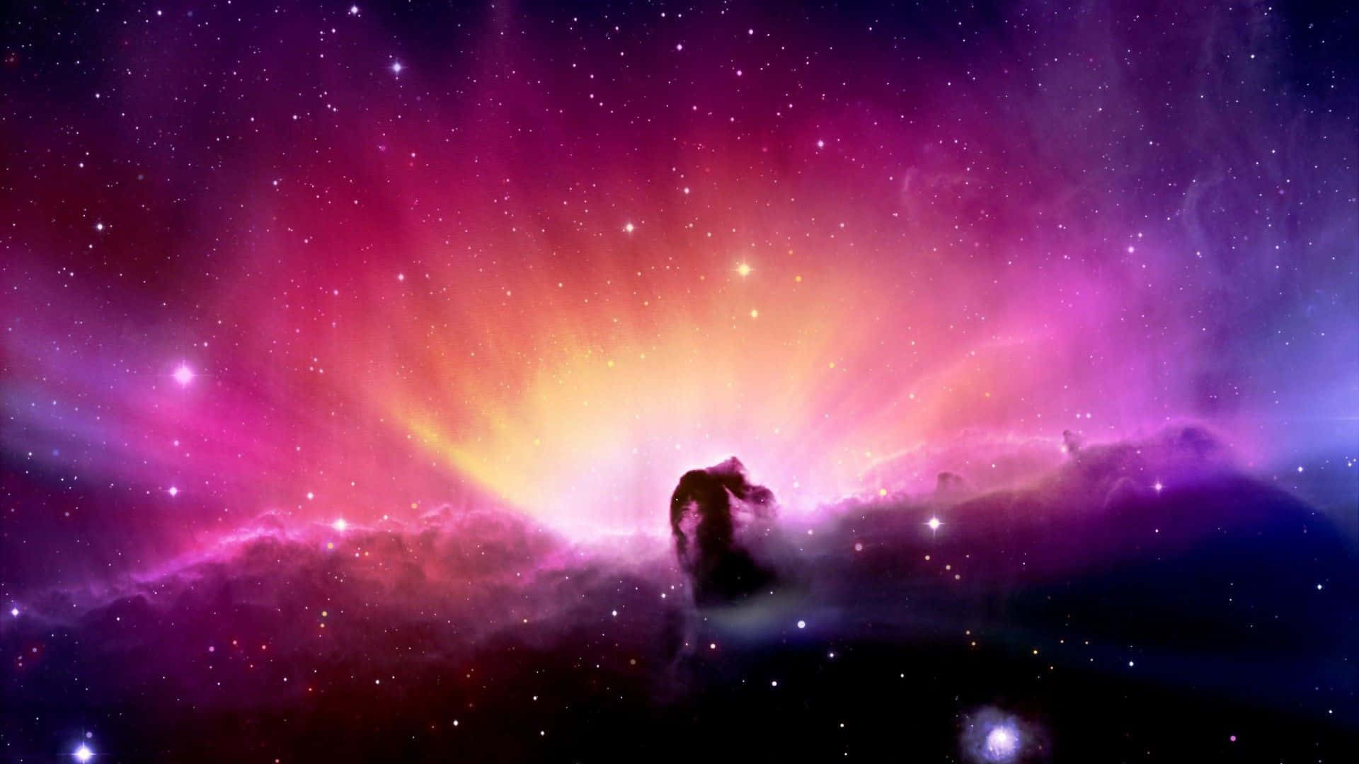 桌布 壁紙 — 宇宙星雲在星空中綻放出耀眼的粉紅、紫色和金色色調，並帶有天體形成的黑暗剪影。