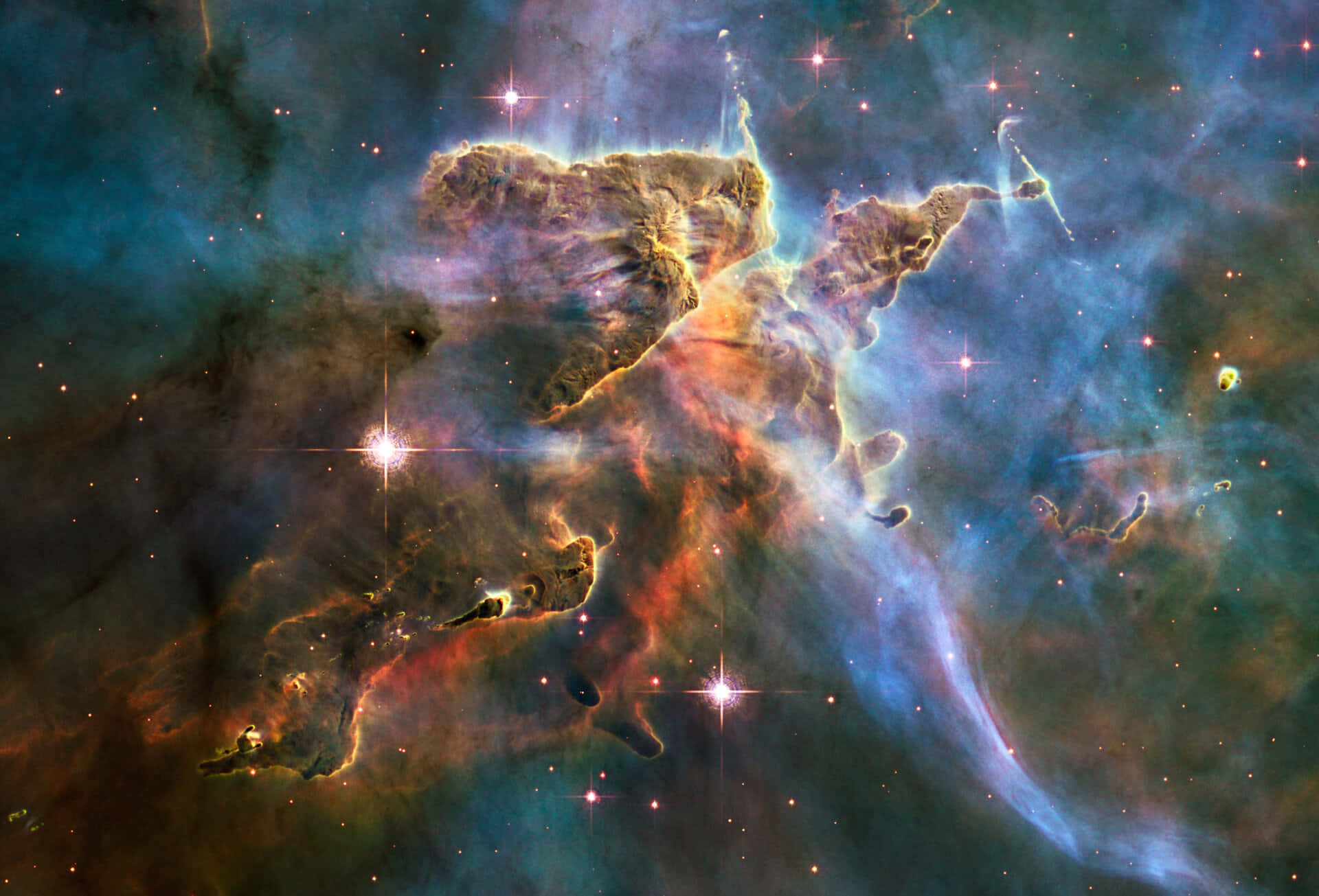 Carina Nebula 桌布 壁紙 — 宇宙星雲在星空背景下散發著火橙色和電藍色的卷鬚光芒。