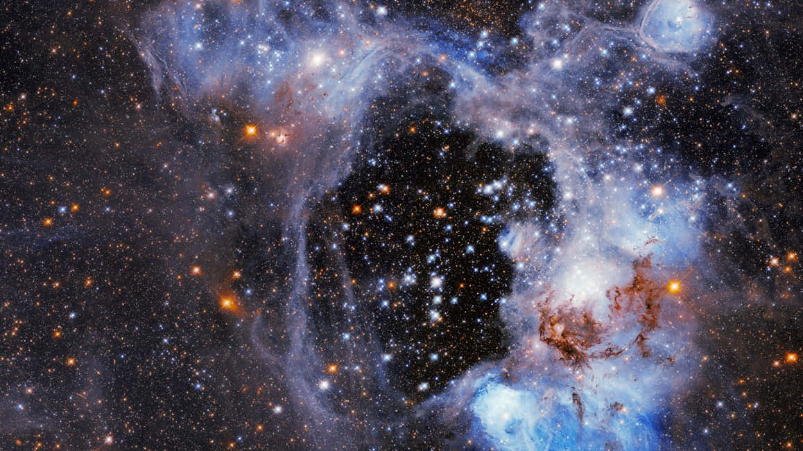 Outerspace 桌布 壁紙 — 宇宙星雲在星空背景下旋轉，充滿活力的藍色和橙色氣體雲。