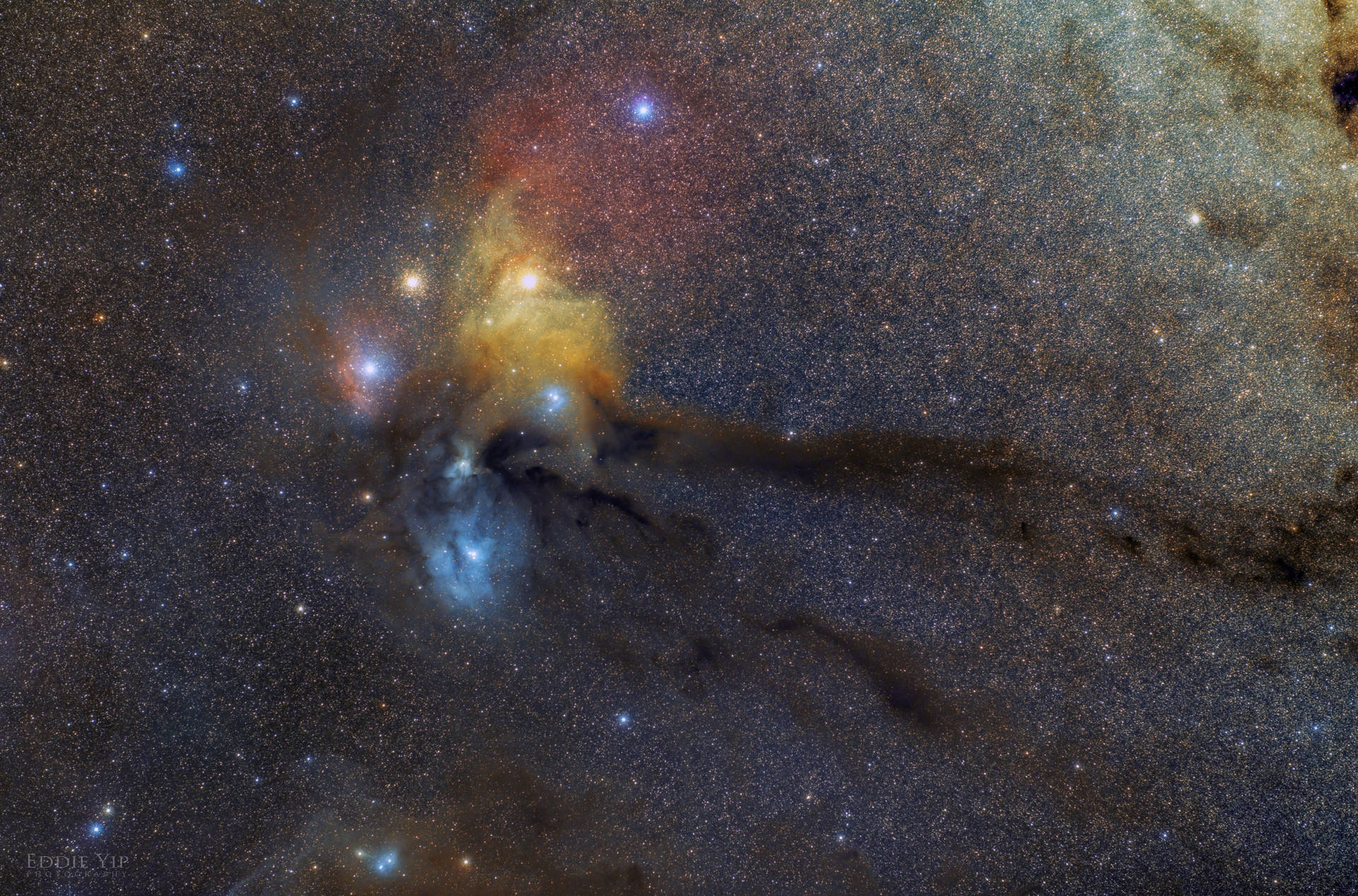 深空中帶有發光氣體和星星的彩色星雲。 — 星雲 GIF 壁紙