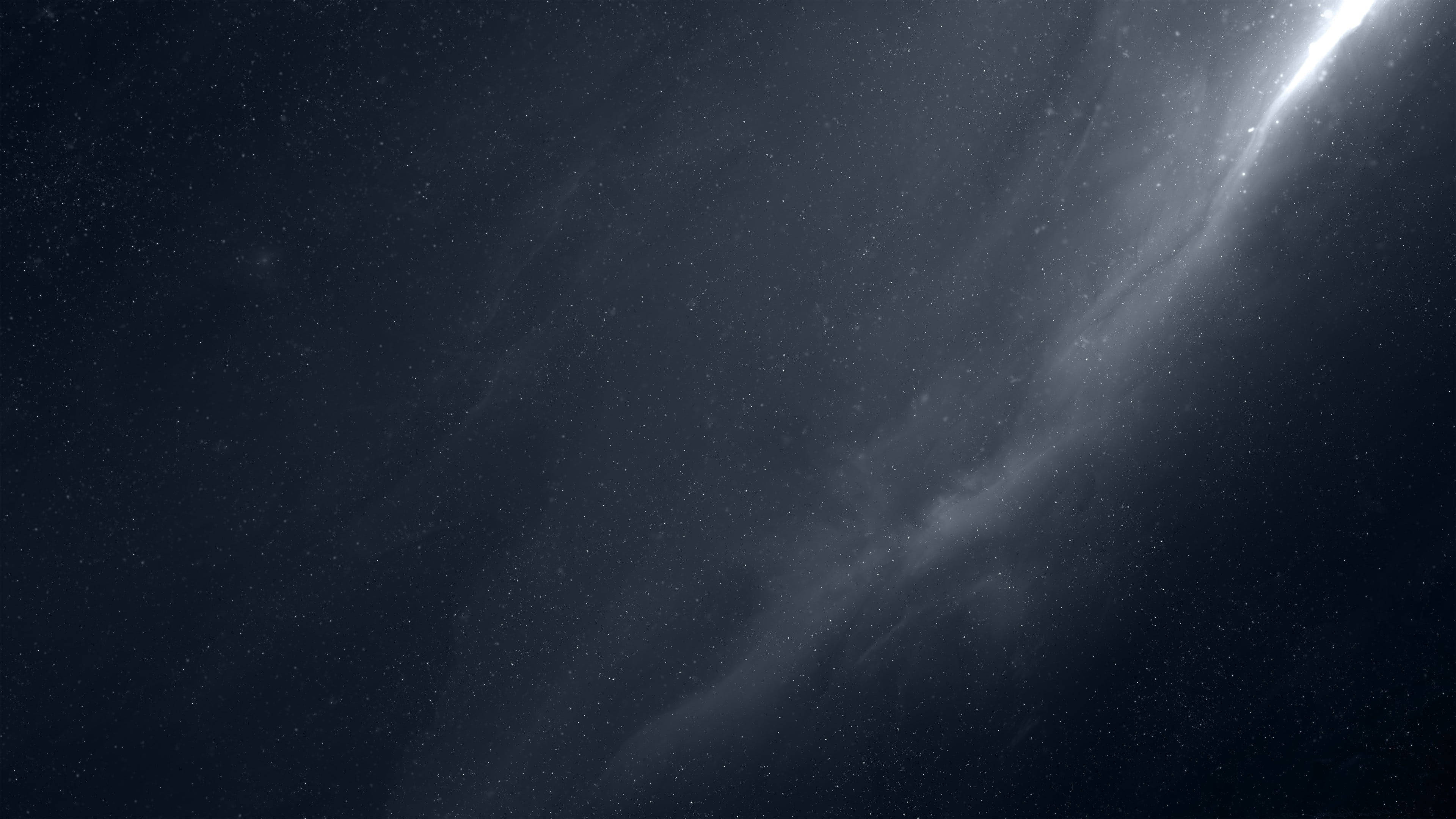 4K 桌布 壁紙 — 宇宙星雲在深空中旋轉，帶有柔和發光的絲狀物，襯托著星場。